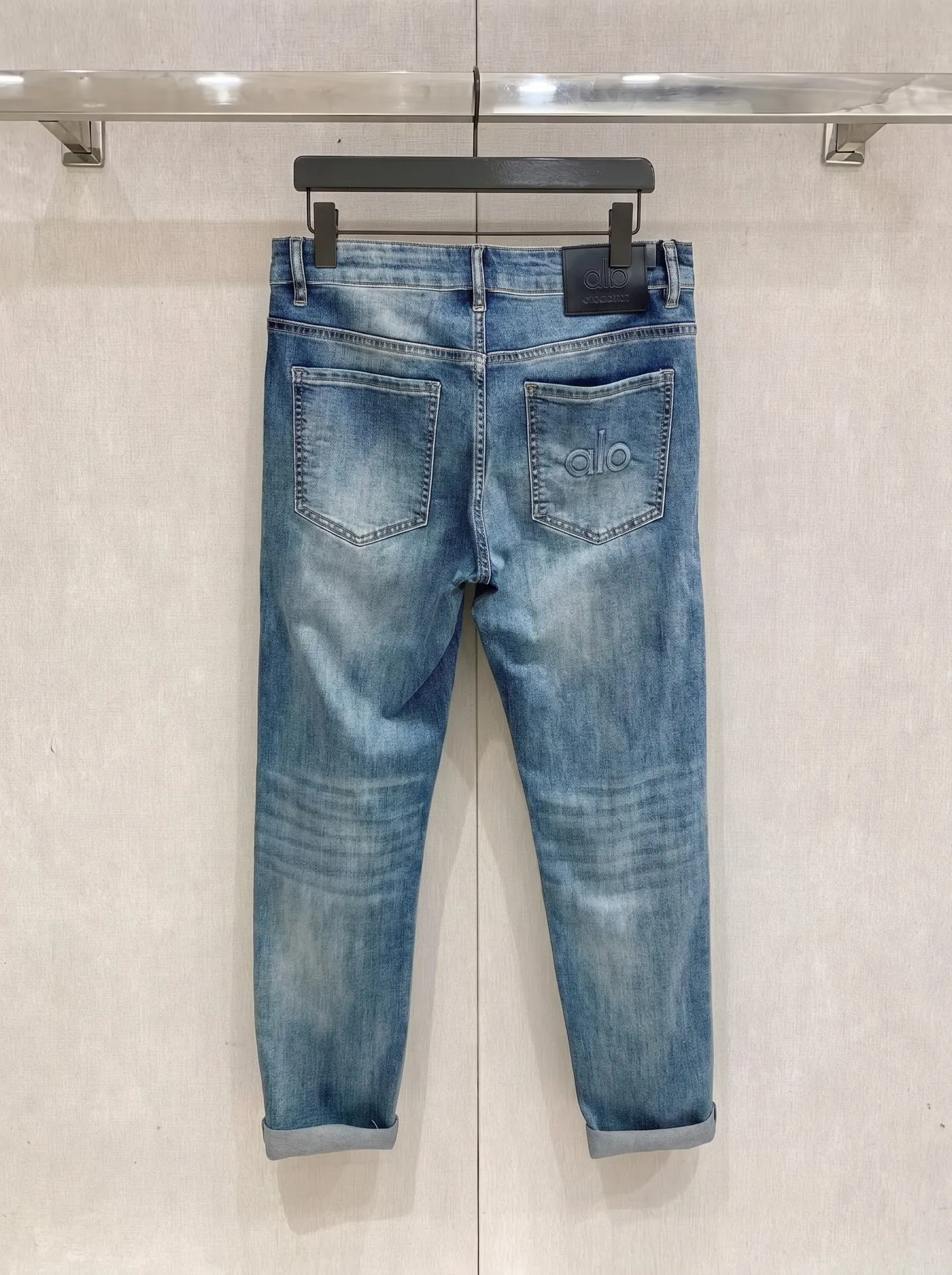 alo's latest new men's casual jeans for spring and summer 2026! Heavy duty washed jeans! Customized fabrics are softer and more comfortable than ordinary denim fabrics! Ultra-heavy industrial washing process and dual-process washing. The entire pair of pants has a comfortable hand feel, and the level of fineness and breathable effect are top-notch. All hardware brand logos are custom-made, and the materials are selected with the best attributes. A good pair of jeans, the focus is on the fabric! The elasticity of the fabric is very good and the comfort is great! The fabric density is very high! ! The imported texture is very powerful! The low-key design style is simple and elegant! 28-38 (no 37)
