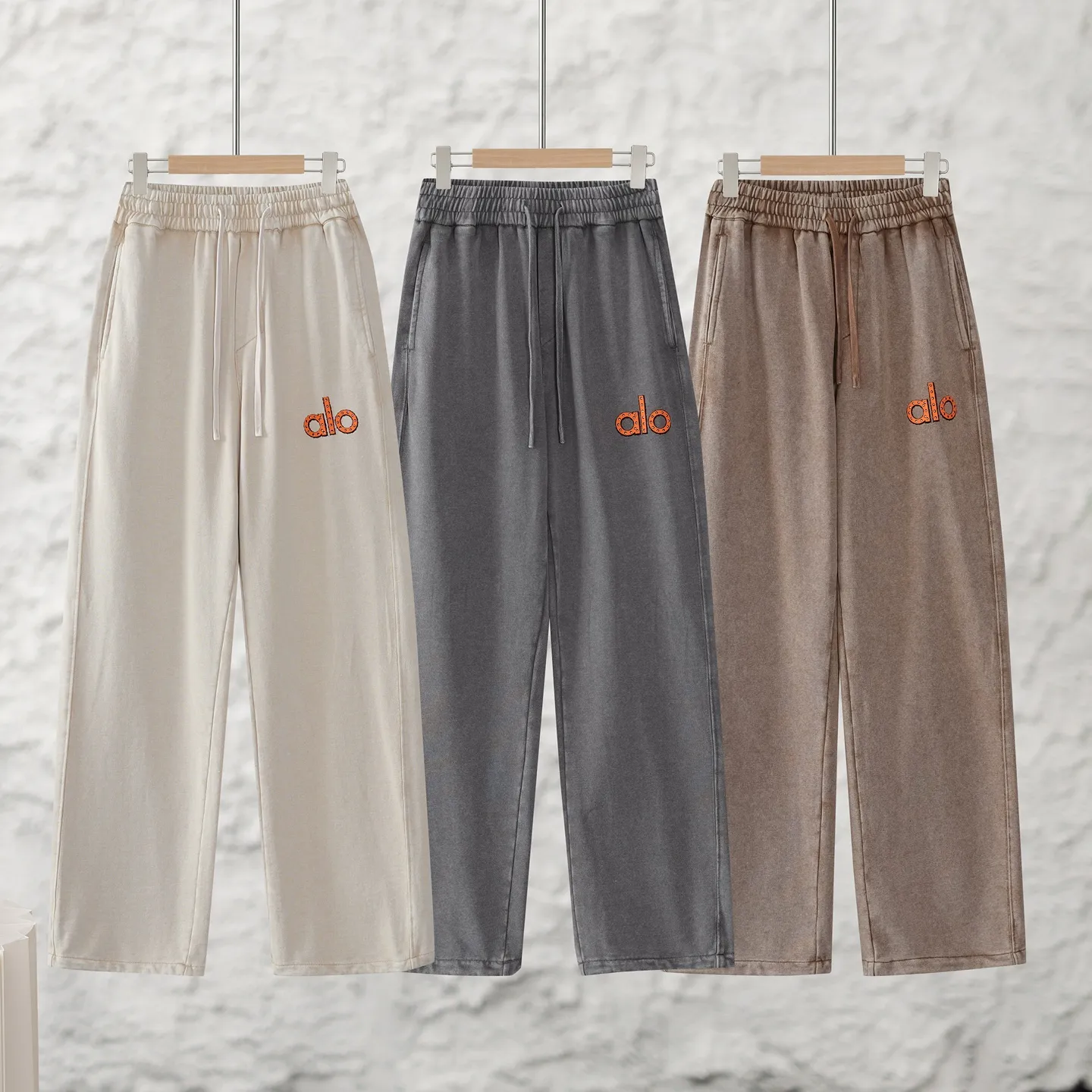 . The official website synchronizes the loose wide-leg casual trousers with the ALO logo. They are made of high-terry fabrics imported from Italy. They are washed and fried with salt. The surface shows a delicate texture. It has a G-like touch, is gentle and skin-friendly, and has both a stiff and drapey feel and breathable comfort. Every inch of fabric carries the ALO logo's ultimate pursuit of top-quality materials, showing light and luxurious texture in every detail. The upper body is light and burden-free, making it suitable for wearing in many seasons. The elastic waistband and trouser legs are equipped with a drawstring design, allowing you to adjust the tightness freely, making it compatible with different body shapes while reducing the feeling of restraint. S to XXL. 90 to 5 pounds. Same Style for men and women. Worry-free after-sale service.