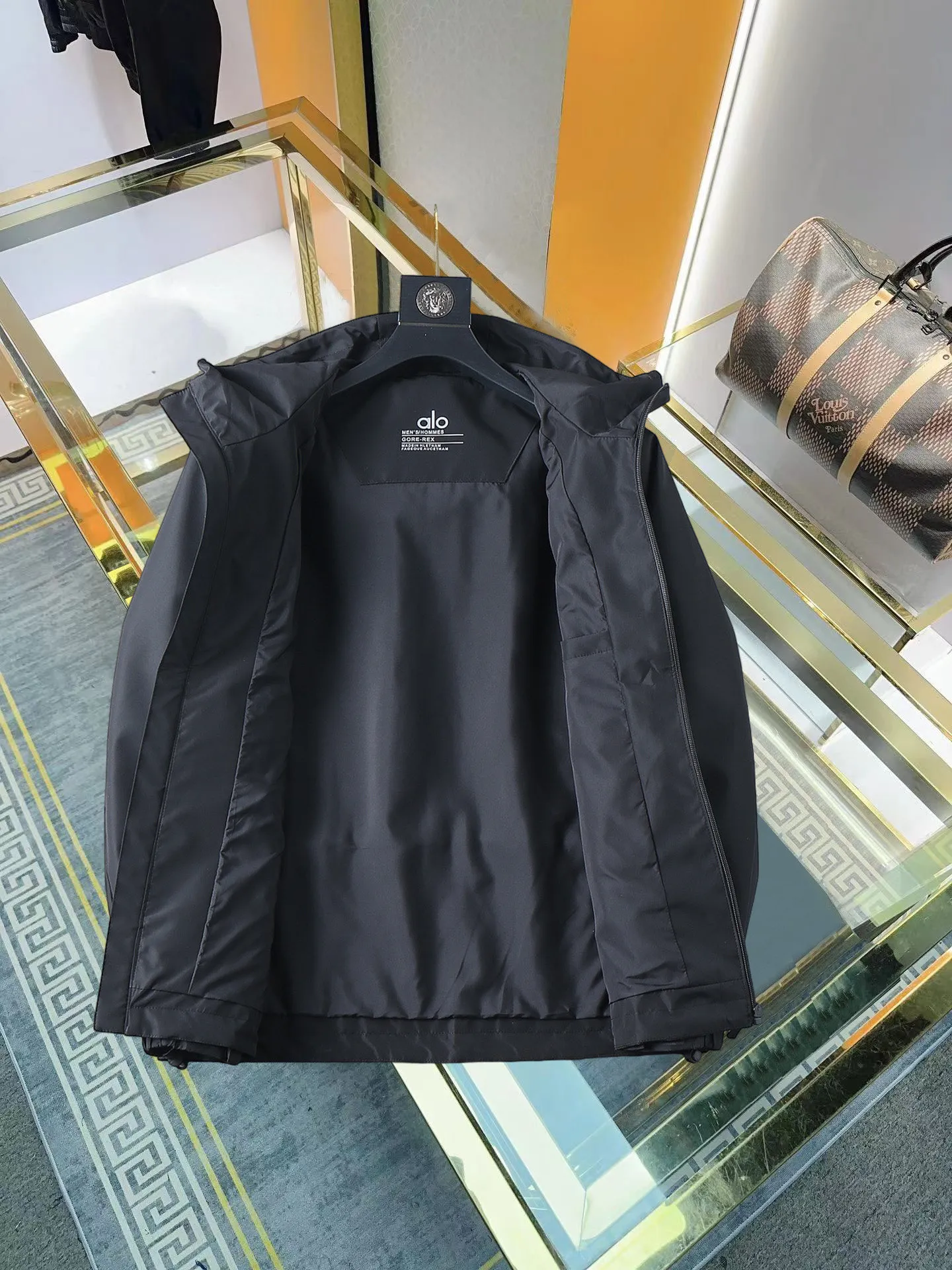 alo official website Same Style, complete with three labels, on sale in advance. 2026 Autumn and Winter New Arrival men's jacket, with Original three labels, Premium version. Customized fabrics at the counter. Breathable, high comfort, impeccable details, brand element design concept, reflecting high quality. It feels delicate and soft, presents a casual cut, and has a great upper body shape. Sizes: M～3XL