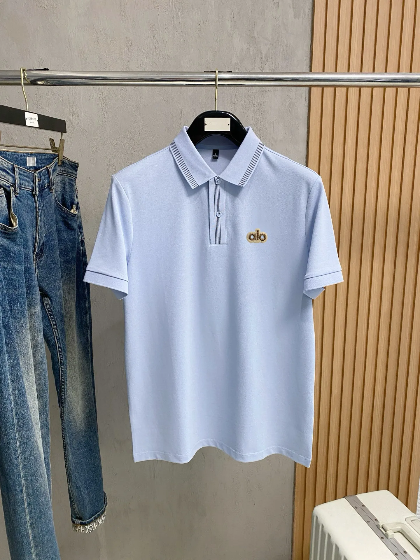 , ALO 26ss new spring and summer products are on sale! Men's summer lapel polo short-sleeved T-shirt. This model is made of top-quality piqué mercerized cotton fabric. The Breathable comfortable design elements are very beautiful. The brand logo is exquisitely embroidered. The best POLO of the year. It is made of Premium piqué mercerized material, which ensures not only amazing comfort and breathability, but also a good fit and natural drape. Every detail is quite exquisite and good, and the upper body is simple and not tacky. Fashionable Versatile items! All three sizes available Sizes M-4XL