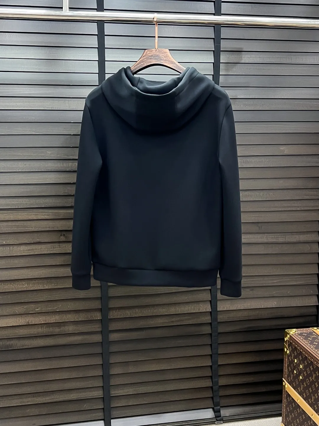 29 alo# 26 Autumn and Winter Hameiji Air Layer Pullover Hooded Sweatshirt Same Style Fashionable Casual Pullover Sweatshirt for Men and Women! Trading company channels are rare, leading official website sales! It has always been a magical existence with a high degree of recognition. It always creates fashionable items in a minimalist style. It has no restrictions on age and gender and can be easily controlled by anyone! The basic and casual round-neck cut has a significant effect of slimming down and hiding body fat. It can control your daily casual wear. There is no limit on gender body shape. The same style is recommended for men and women! This sweatshirt is made of imported air-layer knitted cotton fabric. The fabric feels light, delicate and soft, and has an excellent stiffness. The terry texture inside is closely arranged like fish scales. It is breathable and warm against the skin without any pricking feeling! The cuffs and hem are spliced ​​with dyed knitted ribs, making the wearer more handsome and stylish! The front of the garment is decorated with patterns, carefully printed using top-notch craftsmanship, and paired with brand embellishments, showing both luxury class and fashion sense! Color: Black White Size: S M L XL