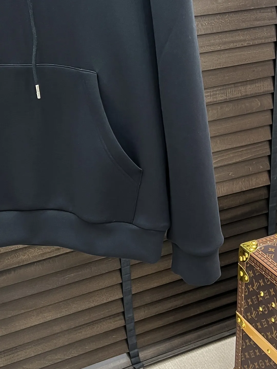 29 alo# 26 Autumn and Winter Hameiji Air Layer Pullover Hooded Sweatshirt Same Style Fashionable Casual Pullover Sweatshirt for Men and Women! Trading company channels are rare, leading official website sales! It has always been a magical existence with a high degree of recognition. It always creates fashionable items in a minimalist style. It has no restrictions on age and gender and can be easily controlled by anyone! The basic and casual round-neck cut has a significant effect of slimming down and hiding body fat. It can control your daily casual wear. There is no limit on gender body shape. The same style is recommended for men and women! This sweatshirt is made of imported air-layer knitted cotton fabric. The fabric feels light, delicate and soft, and has an excellent stiffness. The terry texture inside is closely arranged like fish scales. It is breathable and warm against the skin without any pricking feeling! The cuffs and hem are spliced ​​with dyed knitted ribs, making the wearer more handsome and stylish! The front of the garment is decorated with patterns, carefully printed using top-notch craftsmanship, and paired with brand embellishments, showing both luxury class and fashion sense! Color: Black White Size: S M L XL
