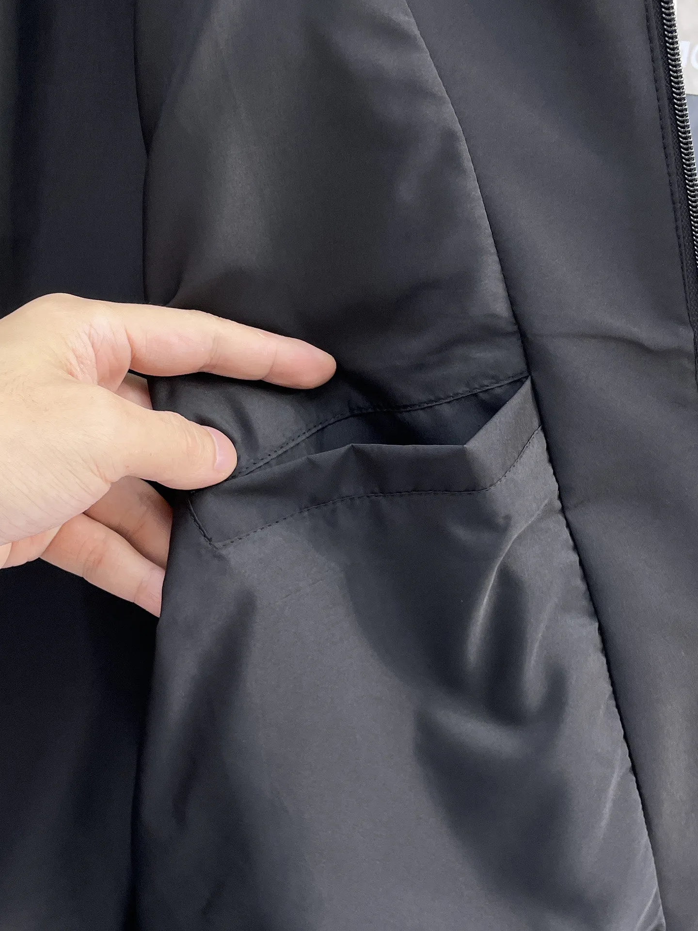 alo official website Same Style, complete with three labels, on sale in advance. 2026 Autumn and Winter New Arrival men's jacket, reversible Original with complete three labels. Premium version. Customized fabrics at the counter. Breathable, high comfort, impeccable details, brand element design concept, reflecting high quality. It feels delicate and soft, presents a casual cut, and has a great upper body shape. Sizes: M～3XL,