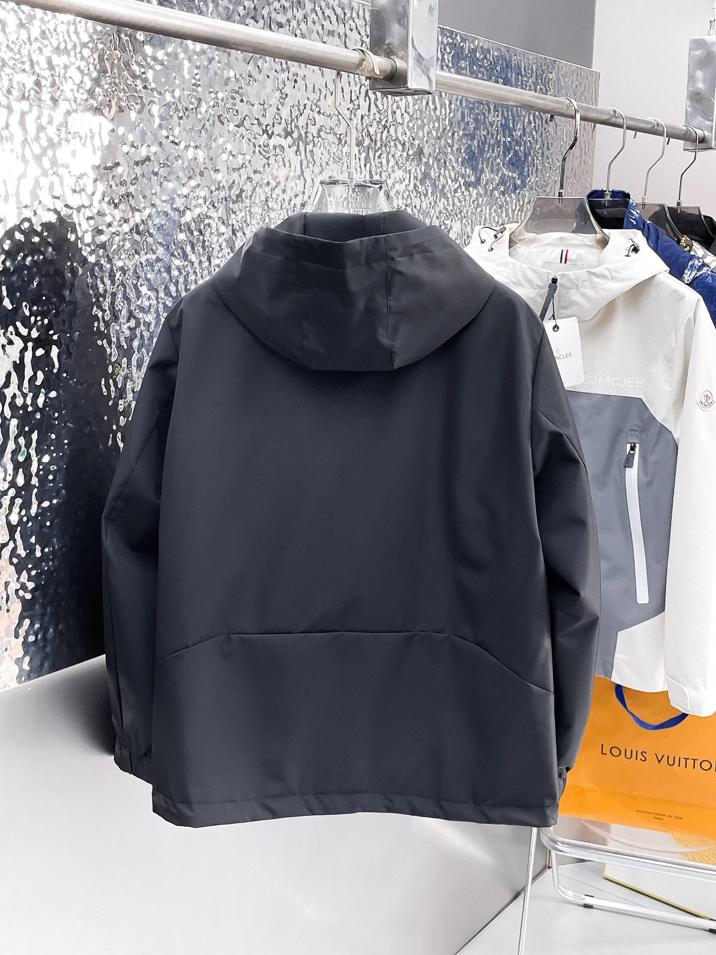 alo official website Same Style, complete with three labels, on sale in advance. 2026 Autumn and Winter New Arrival men's jacket, reversible Original with complete three labels. Premium version. Customized fabrics at the counter. Breathable, high comfort, impeccable details, brand element design concept, reflecting high quality. It feels delicate and soft, presents a casual cut, and has a great upper body shape. Sizes: M～3XL,