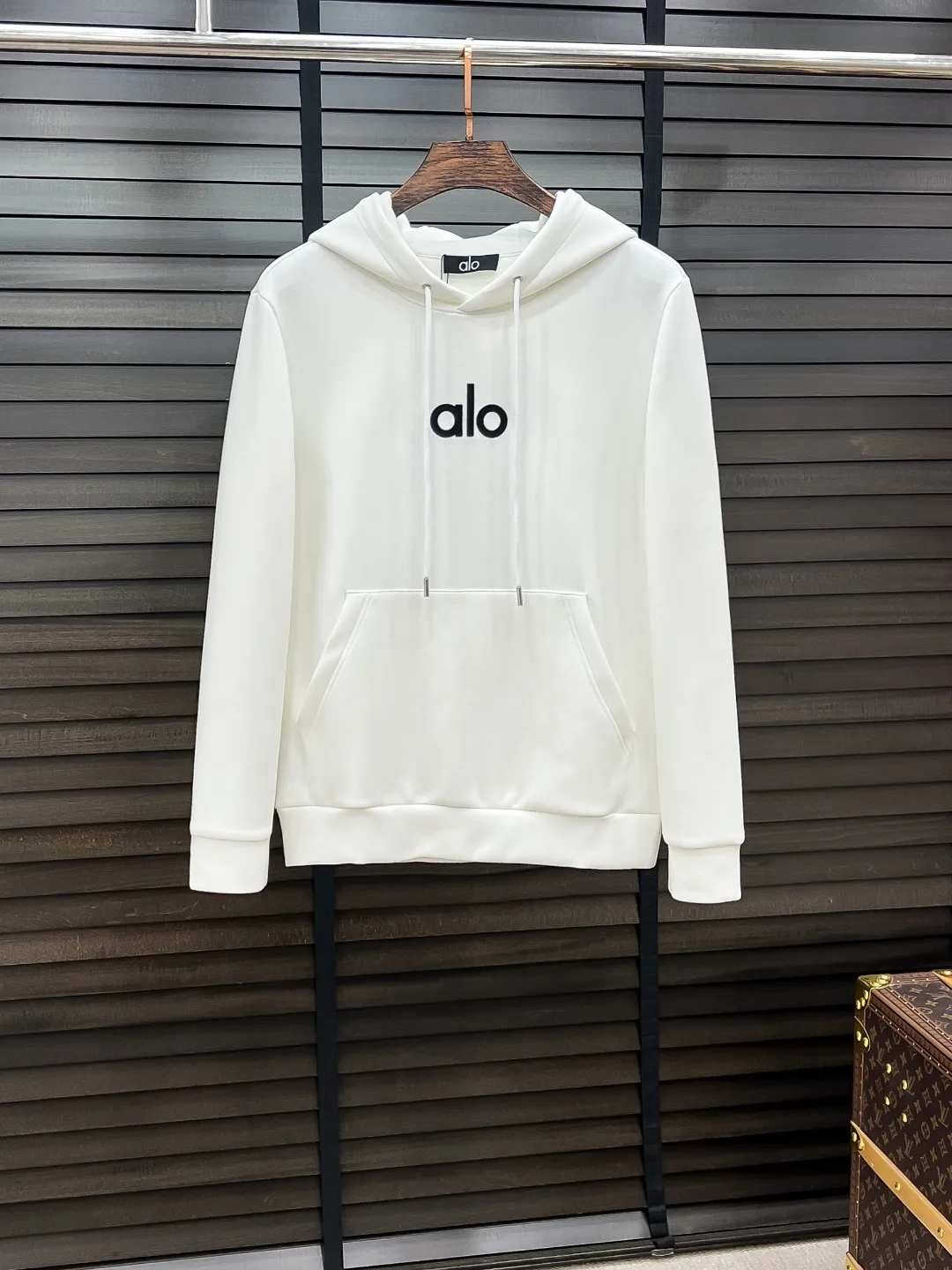 29 alo# 26 Autumn and Winter Hameiji Air Layer Pullover Hooded Sweatshirt Same Style Fashionable Casual Pullover Sweatshirt for Men and Women! Trading company channels are rare, leading official website sales! It has always been a magical existence with a high degree of recognition. It always creates fashionable items in a minimalist style. It has no restrictions on age and gender and can be easily controlled by anyone! The basic and casual round-neck cut has a significant effect of slimming down and hiding body fat. It can control your daily casual wear. There is no limit on gender body shape. The same style is recommended for men and women! This sweatshirt is made of imported air-layer knitted cotton fabric. The fabric feels light, delicate and soft, and has an excellent stiffness. The terry texture inside is closely arranged like fish scales. It is breathable and warm against the skin without any pricking feeling! The cuffs and hem are spliced ​​with dyed knitted ribs, making the wearer more handsome and stylish! The front of the garment is decorated with patterns, carefully printed using top-notch craftsmanship, and paired with brand embellishments, showing both luxury class and fashion sense! Color: Black White Size: S M L XL
