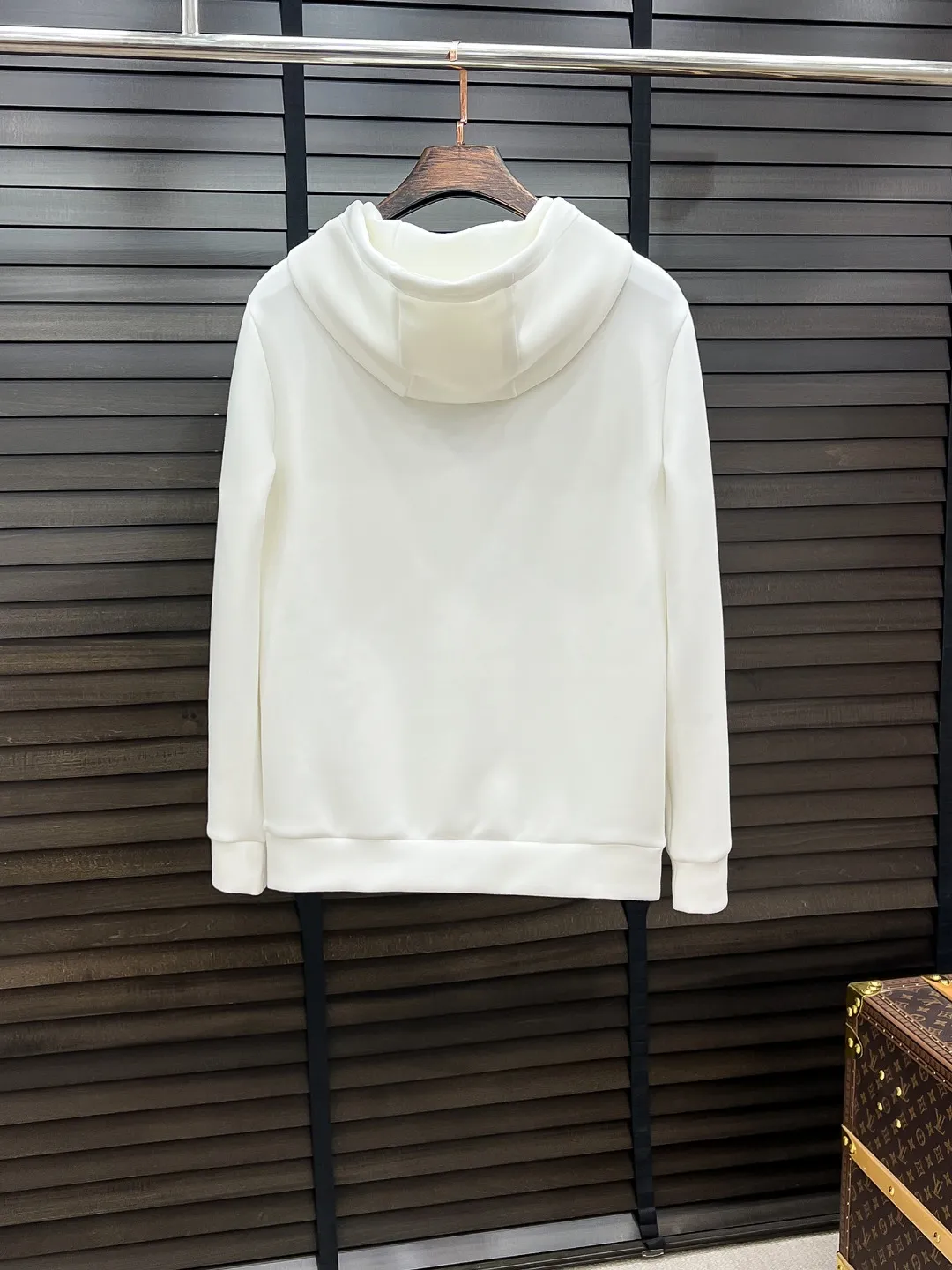 29 alo# 26 Autumn and Winter Hameiji Air Layer Pullover Hooded Sweatshirt Same Style Fashionable Casual Pullover Sweatshirt for Men and Women! Trading company channels are rare, leading official website sales! It has always been a magical existence with a high degree of recognition. It always creates fashionable items in a minimalist style. It has no restrictions on age and gender and can be easily controlled by anyone! The basic and casual round-neck cut has a significant effect of slimming down and hiding body fat. It can control your daily casual wear. There is no limit on gender body shape. The same style is recommended for men and women! This sweatshirt is made of imported air-layer knitted cotton fabric. The fabric feels light, delicate and soft, and has an excellent stiffness. The terry texture inside is closely arranged like fish scales. It is breathable and warm against the skin without any pricking feeling! The cuffs and hem are spliced ​​with dyed knitted ribs, making the wearer more handsome and stylish! The front of the garment is decorated with patterns, carefully printed using top-notch craftsmanship, and paired with brand embellishments, showing both luxury class and fashion sense! Color: Black White Size: S M L XL