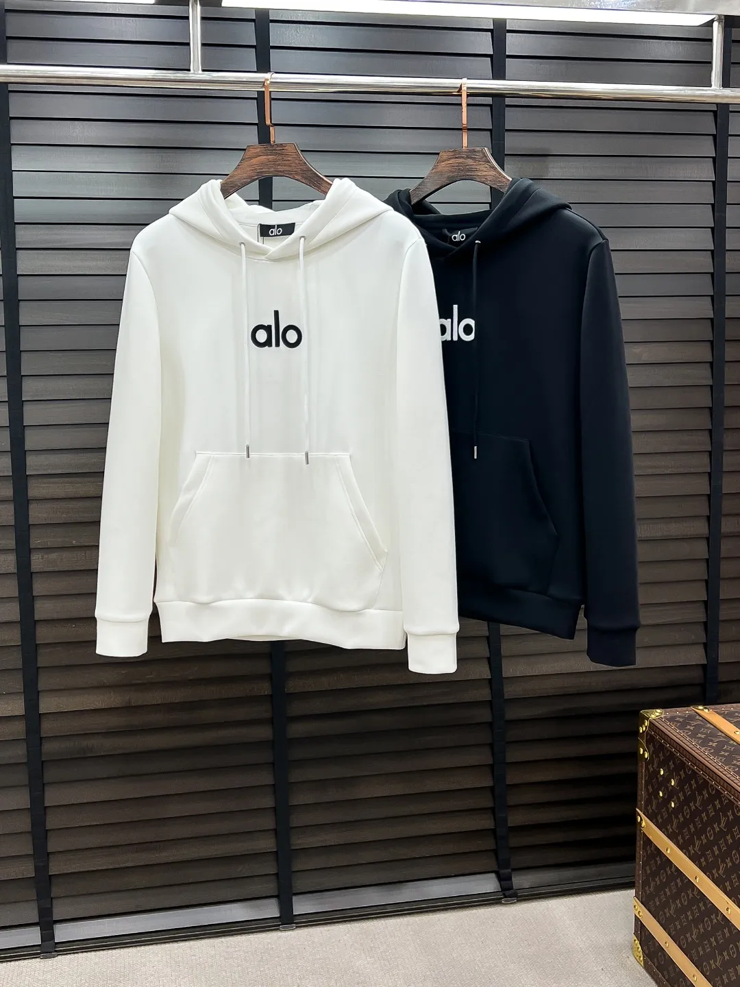 29 alo# 26 Autumn and Winter Hameiji Air Layer Pullover Hooded Sweatshirt Same Style Fashionable Casual Pullover Sweatshirt for Men and Women! Trading company channels are rare, leading official website sales! It has always been a magical existence with a high degree of recognition. It always creates fashionable items in a minimalist style. It has no restrictions on age and gender and can be easily controlled by anyone! The basic and casual round-neck cut has a significant effect of slimming down and hiding body fat. It can control your daily casual wear. There is no limit on gender body shape. The same style is recommended for men and women! This sweatshirt is made of imported air-layer knitted cotton fabric. The fabric feels light, delicate and soft, and has an excellent stiffness. The terry texture inside is closely arranged like fish scales. It is breathable and warm against the skin without any pricking feeling! The cuffs and hem are spliced ​​with dyed knitted ribs, making the wearer more handsome and stylish! The front of the garment is decorated with patterns, carefully printed using top-notch craftsmanship, and paired with brand embellishments, showing both luxury class and fashion sense! Color: Black White Size: S M L XL