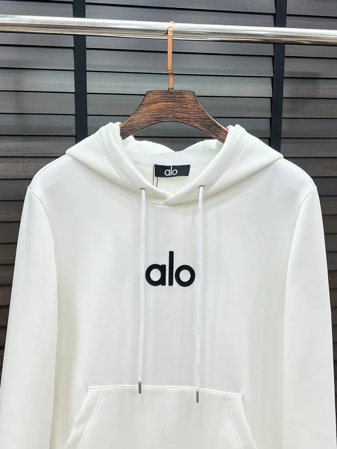 29 alo# 26 Autumn and Winter Hameiji Air Layer Pullover Hooded Sweatshirt Same Style Fashionable Casual Pullover Sweatshirt for Men and Women! Trading company channels are rare, leading official website sales! It has always been a magical existence with a high degree of recognition. It always creates fashionable items in a minimalist style. It has no restrictions on age and gender and can be easily controlled by anyone! The basic and casual round-neck cut has a significant effect of slimming down and hiding body fat. It can control your daily casual wear. There is no limit on gender body shape. The same style is recommended for men and women! This sweatshirt is made of imported air-layer knitted cotton fabric. The fabric feels light, delicate and soft, and has an excellent stiffness. The terry texture inside is closely arranged like fish scales. It is breathable and warm against the skin without any pricking feeling! The cuffs and hem are spliced ​​with dyed knitted ribs, making the wearer more handsome and stylish! The front of the garment is decorated with patterns, carefully printed using top-notch craftsmanship, and paired with brand embellishments, showing both luxury class and fashion sense! Color: Black White Size: S M L XL