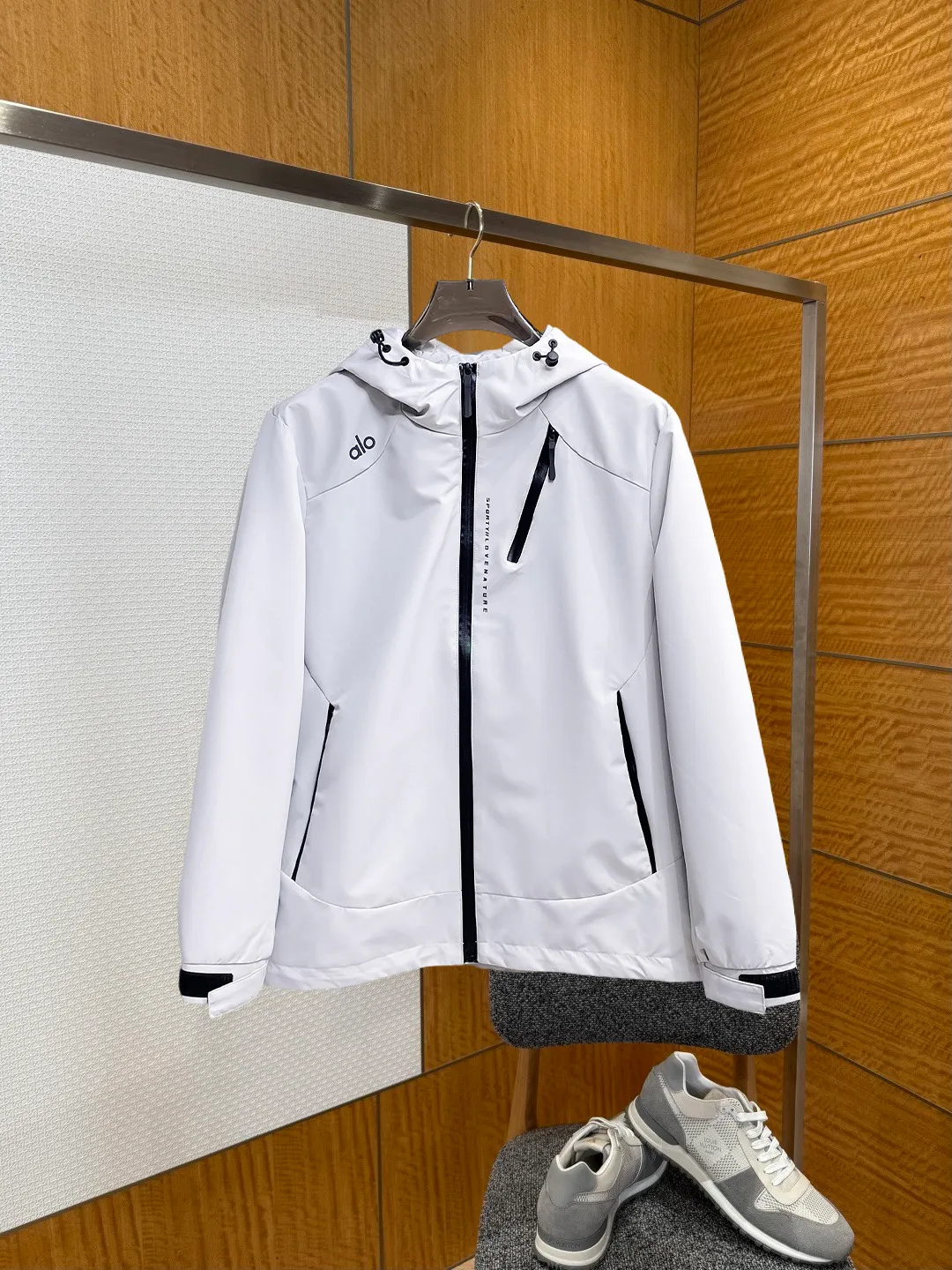 alo official website Same Style, complete with three labels, on sale in advance. 2026 Autumn and Winter New Arrival men's jacket, reversible Original with complete three labels. Premium version. Customized fabrics at the counter. Breathable, high comfort, impeccable details, brand element design concept, reflecting high quality. It feels delicate and soft, presents a casual cut, and has a great upper body shape. Sizes: M～3XL,