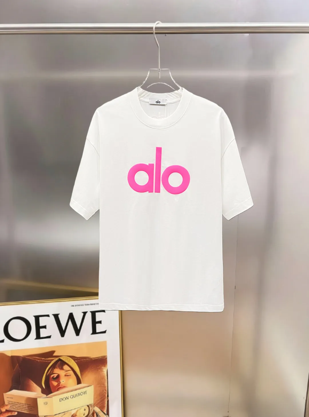 110👍ALO logo three-dimensional silicone letter short-sleeved Logo logo is exquisite. Original fabric. Official Same Style short-sleeved T-shirt. Customized. Gram-dyed pure cotton double yarn fabric. Very comfortable to the touch. Synchronized with spring and summer brick cabinets. Fashionable and personalized. Super Versatile and good-looking. Very suitable for both men and women. Must-have style (tag, collar label, washed wheat, three labels complete) Color: Black White Size: S M L XL