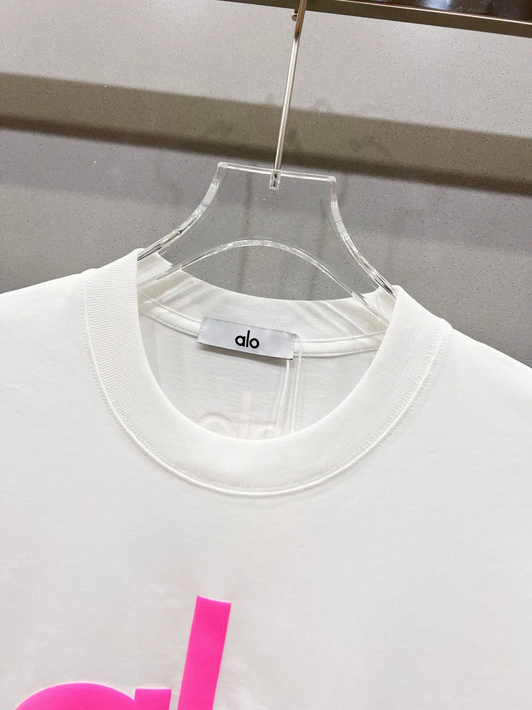110👍ALO logo three-dimensional silicone letter short-sleeved Logo logo is exquisite. Original fabric. Official Same Style short-sleeved T-shirt. Customized. Gram-dyed pure cotton double yarn fabric. Very comfortable to the touch. Synchronized with spring and summer brick cabinets. Fashionable and personalized. Super Versatile and good-looking. Very suitable for both men and women. Must-have style (tag, collar label, washed wheat, three labels complete) Color: Black White Size: S M L XL
