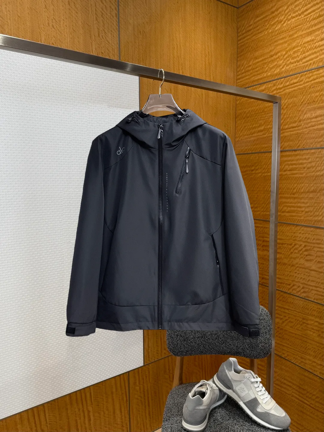 alo official website Same Style, complete with three labels, on sale in advance. 2026 Autumn and Winter New Arrival men's jacket, reversible Original with complete three labels. Premium version. Customized fabrics at the counter. Breathable, high comfort, impeccable details, brand element design concept, reflecting high quality. It feels delicate and soft, presents a casual cut, and has a great upper body shape. Sizes: M～3XL,