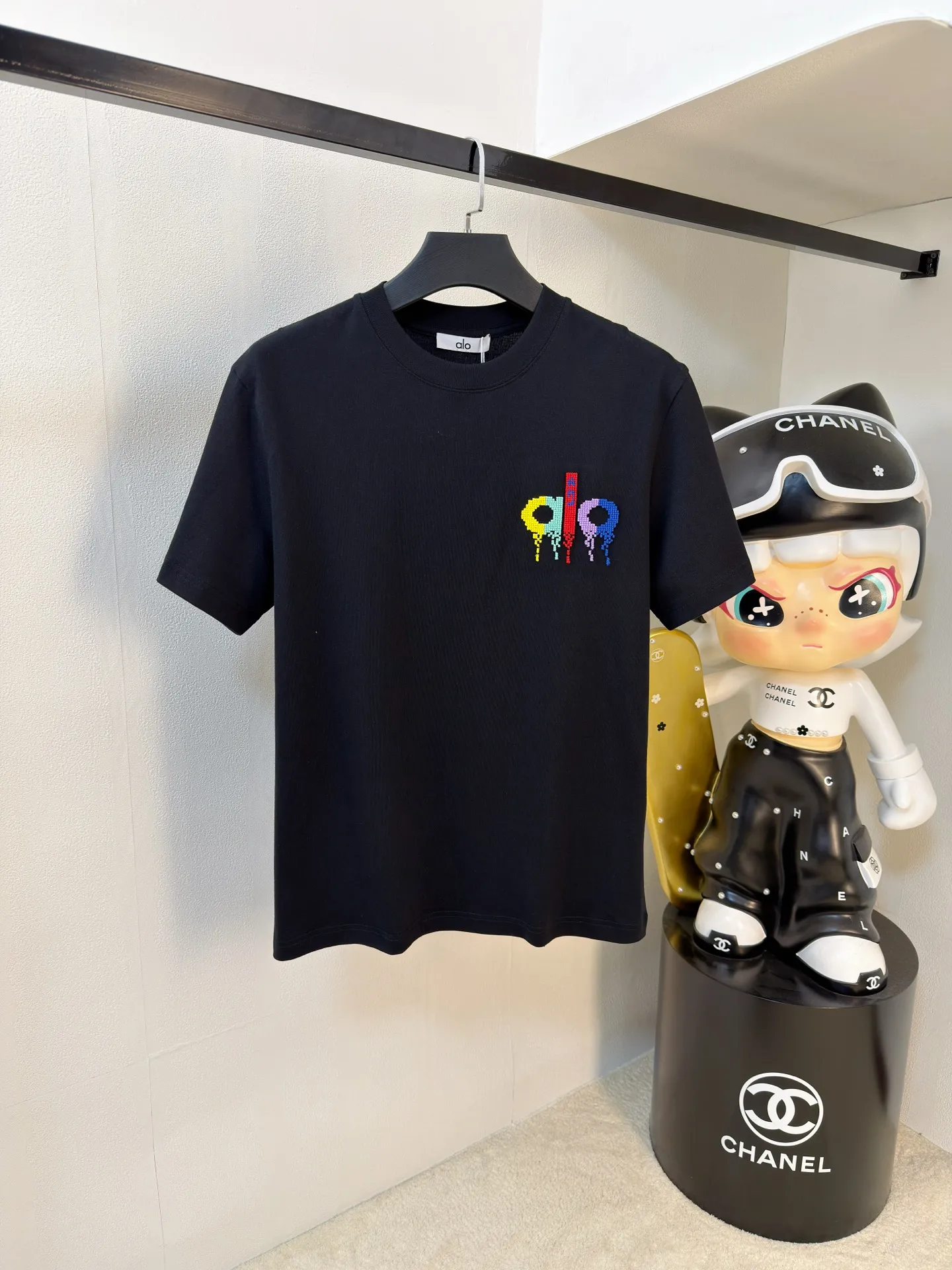 alo 2026 spring and summer New Arrival first counter New Arrival short-sleeved round neck T-shirt Premium customized design avant-garde and fashionable! Brand logo heavy craftsmanship design Premium customized cotton fabric. Soft to the touch. Comfortable to wear. Counter-level exquisite stitching. Fine workmanship. The upper body effect is incomparably handsome! A must-have for men and women Color: Black White Sizes: M to 3XL