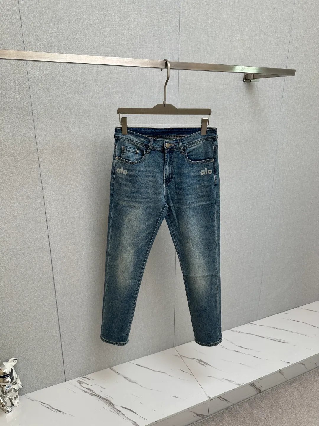 New products at the counter, original jeans, made by original heavy industry, brand Classic LOGO design, complete with three standards! Original hardware accessories. The customized denim fabrics at the counter are completely matched to the counter. You are welcome to try them on before buying. Don’t be afraid of comparing good products. Sizes:29—38
