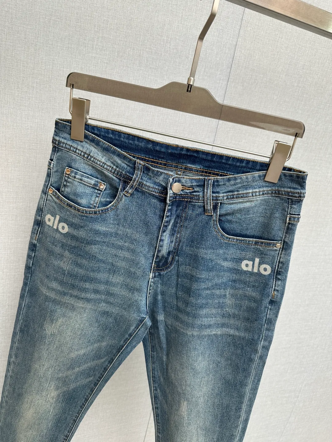New products at the counter, original jeans, made by original heavy industry, brand Classic LOGO design, complete with three standards! Original hardware accessories. The customized denim fabrics at the counter are completely matched to the counter. You are welcome to try them on before buying. Don’t be afraid of comparing good products. Sizes:29—38