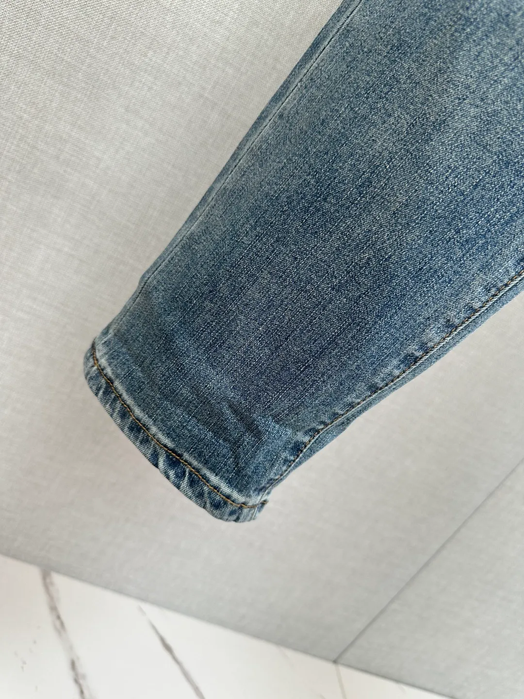 New products at the counter, original jeans, made by original heavy industry, brand Classic LOGO design, complete with three standards! Original hardware accessories. The customized denim fabrics at the counter are completely matched to the counter. You are welcome to try them on before buying. Don’t be afraid of comparing good products. Sizes:29—38