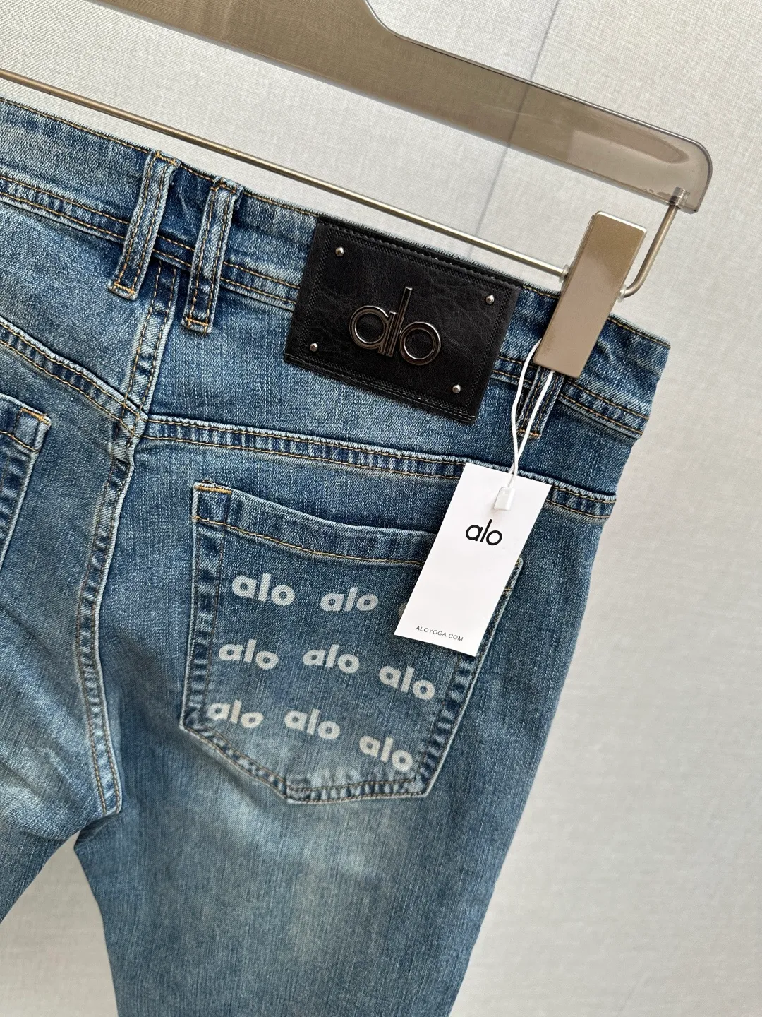 New products at the counter, original jeans, made by original heavy industry, brand Classic LOGO design, complete with three standards! Original hardware accessories. The customized denim fabrics at the counter are completely matched to the counter. You are welcome to try them on before buying. Don’t be afraid of comparing good products. Sizes:29—38