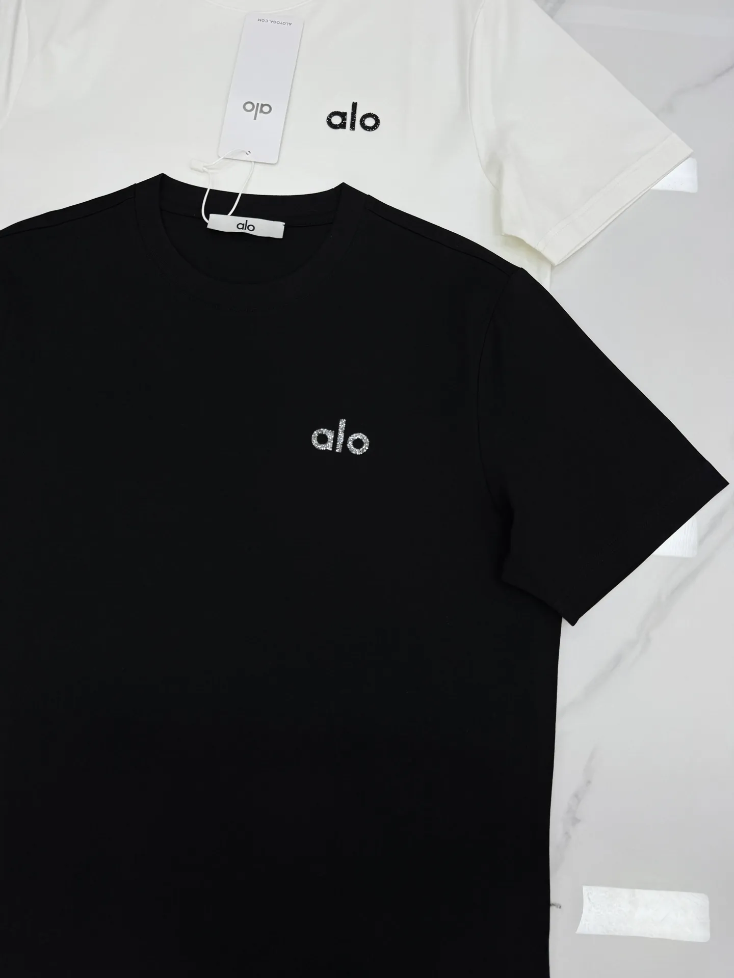 190 ⚜️alo New Arrival mercerized cotton T-shirt, made of high-quality 190g mercerized cotton, soft, smooth and breathable, super comfortable to wear in summer! Simple round neck + "alo" logo on the chest, low-key and recognizable. Slim fit, suitable for wearing alone or layered, creating a casual style easily. The alo brand focuses on comfort and fashion. It can be easily used in daily life, sports and vacations. It is a must-have item in Versatile wardrobe! All three standards! Color: Black.White.Sizes: M-3XL slim fit ❗️ (S and 4XL can be customized) 175/145 pounds recommended XL