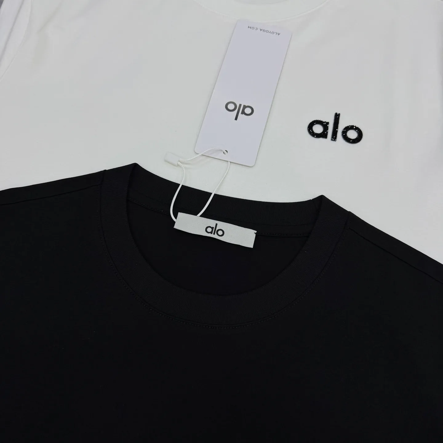190 ⚜️alo New Arrival mercerized cotton T-shirt, made of high-quality 190g mercerized cotton, soft, smooth and breathable, super comfortable to wear in summer! Simple round neck + "alo" logo on the chest, low-key and recognizable. Slim fit, suitable for wearing alone or layered, creating a casual style easily. The alo brand focuses on comfort and fashion. It can be easily used in daily life, sports and vacations. It is a must-have item in Versatile wardrobe! All three standards! Color: Black.White.Sizes: M-3XL slim fit ❗️ (S and 4XL can be customized) 175/145 pounds recommended XL