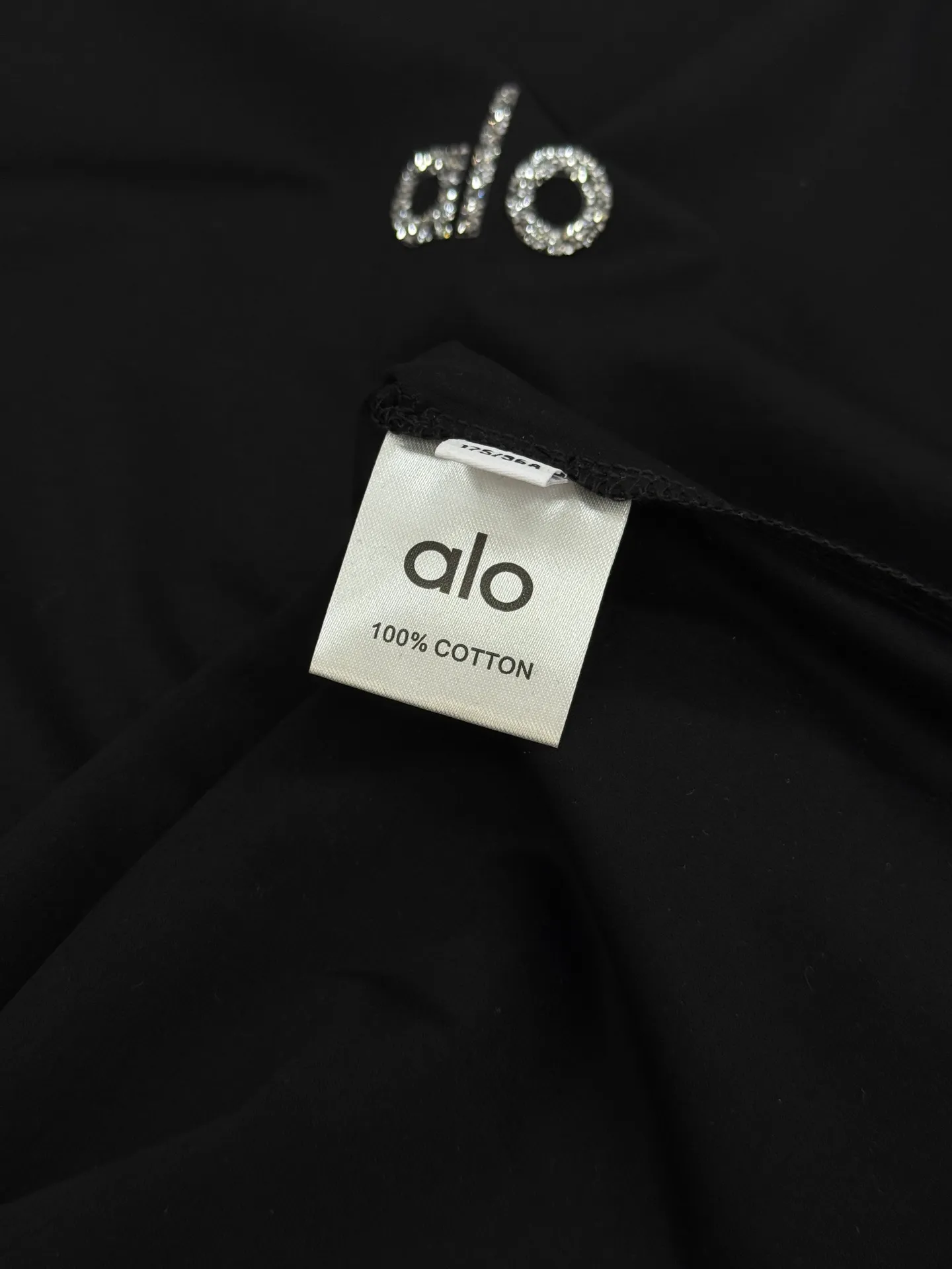 190 ⚜️alo New Arrival mercerized cotton T-shirt, made of high-quality 190g mercerized cotton, soft, smooth and breathable, super comfortable to wear in summer! Simple round neck + "alo" logo on the chest, low-key and recognizable. Slim fit, suitable for wearing alone or layered, creating a casual style easily. The alo brand focuses on comfort and fashion. It can be easily used in daily life, sports and vacations. It is a must-have item in Versatile wardrobe! All three standards! Color: Black.White.Sizes: M-3XL slim fit ❗️ (S and 4XL can be customized) 175/145 pounds recommended XL