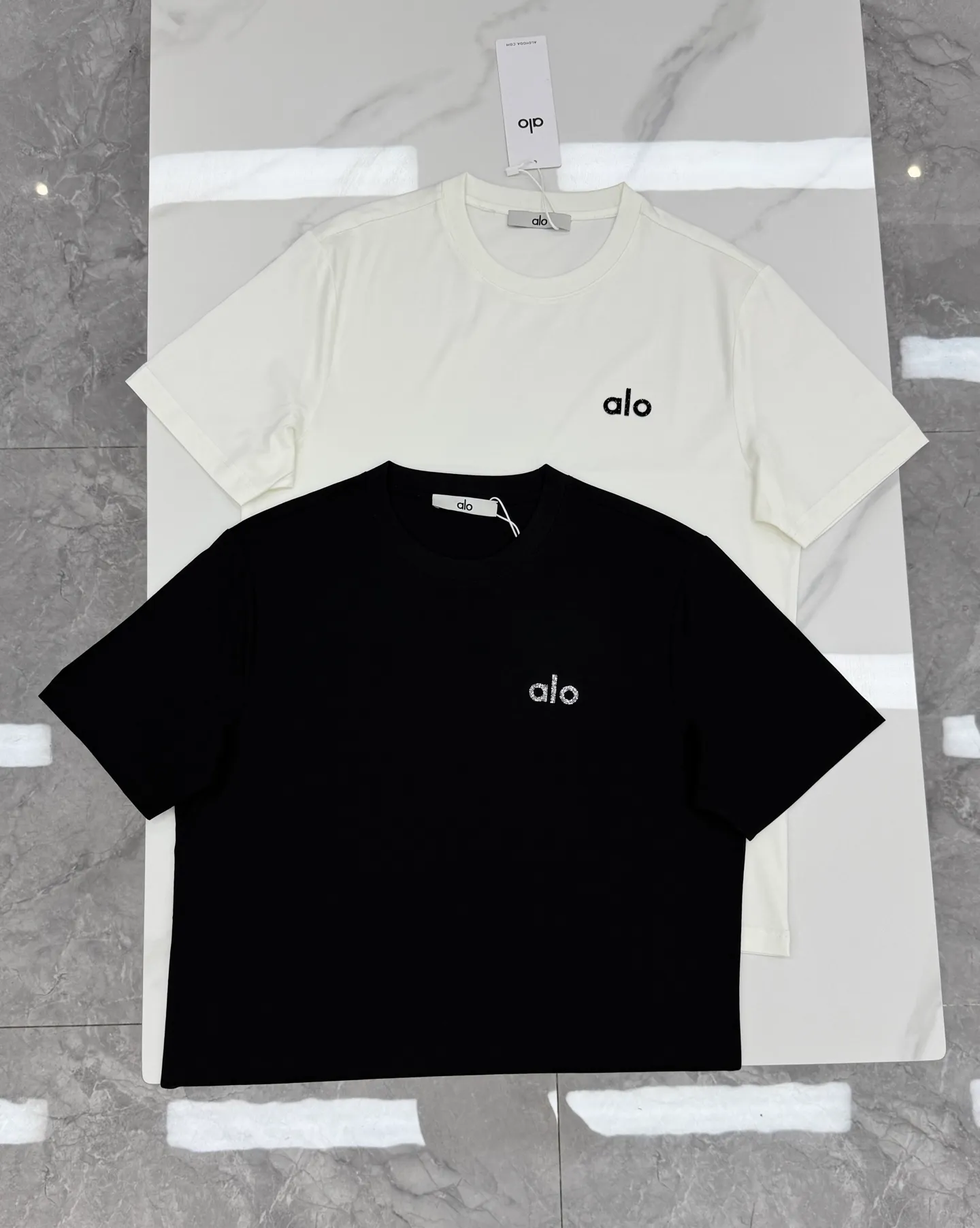 190 ⚜️alo New Arrival mercerized cotton T-shirt, made of high-quality 190g mercerized cotton, soft, smooth and breathable, super comfortable to wear in summer! Simple round neck + "alo" logo on the chest, low-key and recognizable. Slim fit, suitable for wearing alone or layered, creating a casual style easily. The alo brand focuses on comfort and fashion. It can be easily used in daily life, sports and vacations. It is a must-have item in Versatile wardrobe! All three standards! Color: Black.White.Sizes: M-3XL slim fit ❗️ (S and 4XL can be customized) 175/145 pounds recommended XL