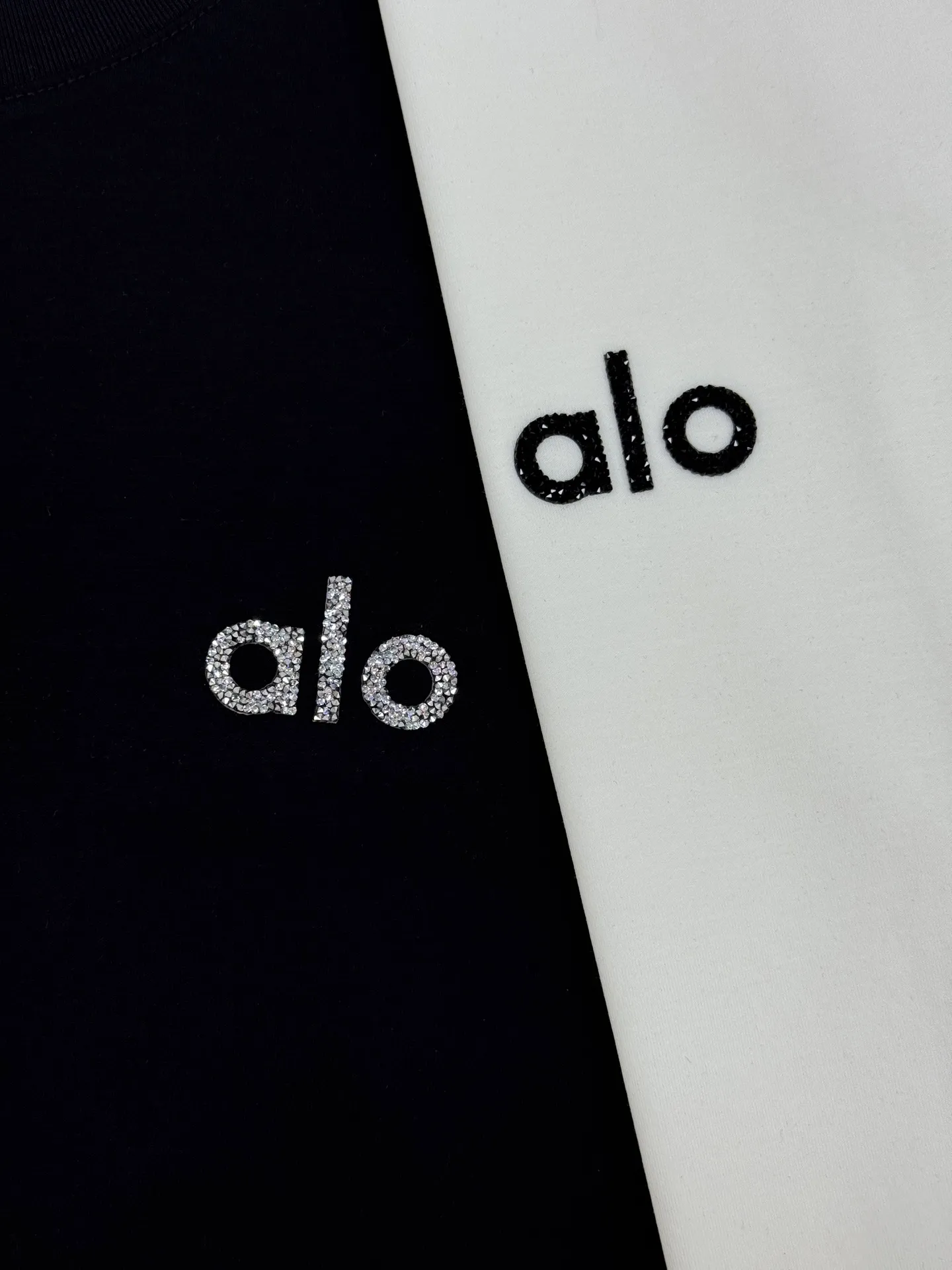 190 ⚜️alo New Arrival mercerized cotton T-shirt, made of high-quality 190g mercerized cotton, soft, smooth and breathable, super comfortable to wear in summer! Simple round neck + "alo" logo on the chest, low-key and recognizable. Slim fit, suitable for wearing alone or layered, creating a casual style easily. The alo brand focuses on comfort and fashion. It can be easily used in daily life, sports and vacations. It is a must-have item in Versatile wardrobe! All three standards! Color: Black.White.Sizes: M-3XL slim fit ❗️ (S and 4XL can be customized) 175/145 pounds recommended XL