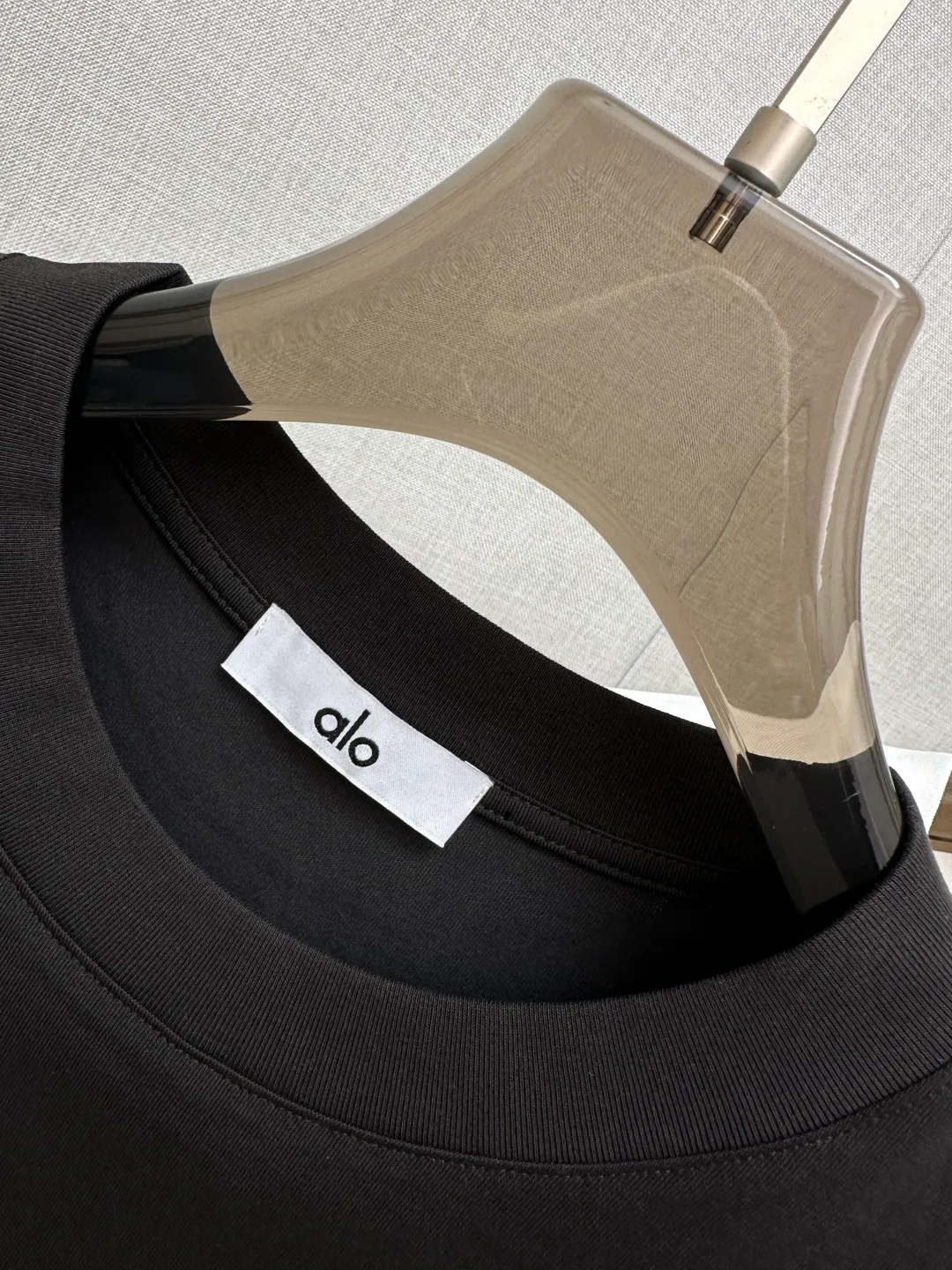 ALO 2026ss Spring and Summer New Arrival first counter, the latest New Arrival short-sleeved round neck T-shirt Premium customized design, avant-garde and fashionable! Soft to the touch. Comfortable to wear. Exquisite counter-level stitching. Exquisite workmanship. The upper body effect is incomparably handsome! A must-have item for a stylish man! Sizes: M—3XL