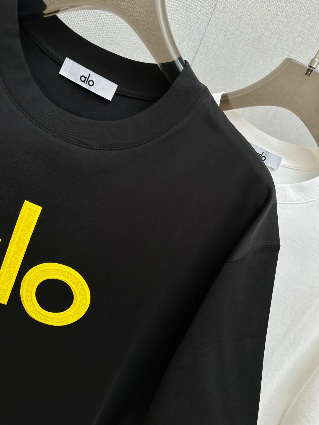 ALO 2026ss Spring and Summer New Arrival first counter, the latest New Arrival short-sleeved round neck T-shirt Premium customized design, avant-garde and fashionable! Soft to the touch. Comfortable to wear. Exquisite counter-level stitching. Exquisite workmanship. The upper body effect is incomparably handsome! A must-have item for a stylish man! Sizes: M—3XL