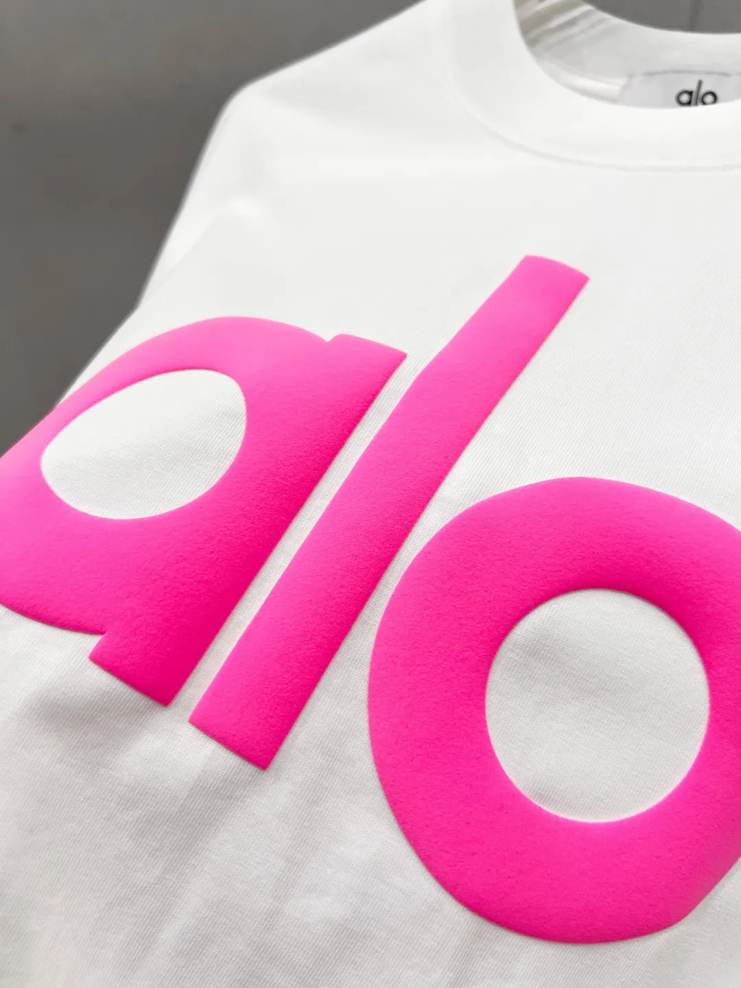 110👍alo logo three-dimensional silicone letter short-sleeved logo with exquisite logo. Original fabric. Official Same Style short-sleeved T-shirt. Customized. Gram-dyed pure cotton double yarn fabric. Very comfortable to the touch. Synchronized with spring and summer brick cabinets. Fashionable and personalized. Super Versatile and good-looking. Very suitable for both men and women. A must-have for everyone (tag, collar label, washed wheat, three labels complete) Color: Black White Size: S M L XL