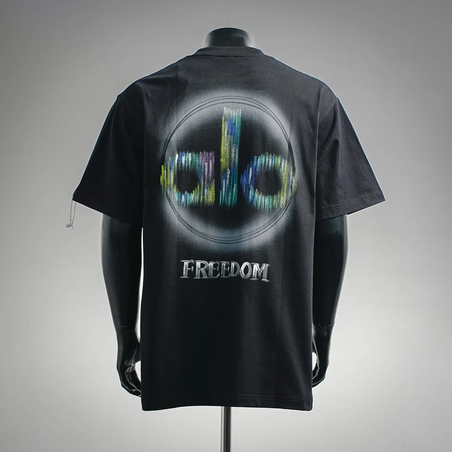 130 ALO FREEDOM gradient paint art short-sleeved T-shirt, top foreign trade version. This T-shirt uses the brand's iconic "alo" letters in a gradient and smudged design, paired with the "FREEDOM" slogan with an old texture, and directly brings out the American retro feel. • The fabric is made of high-count combed cotton, which is skin-friendly and breathable, and does not stick to the body when sweating. It can be worn for yoga, fitness or daily commuting. • The loose-shouldered version is not flattering and is friendly to all body shapes. It is suitable for matching with sports pants, jeans and leggings. • The red brand logo details on the cuffs and hem are full of details, low-key and recognizable, making it easy to create a relaxed and fashionable sports style outfit. Color: Black, White Size: S-XL