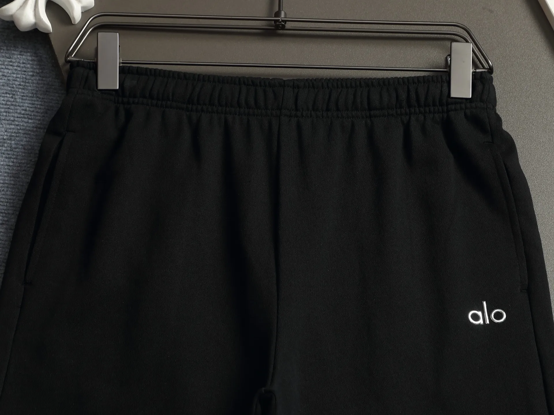 Alo straight-leg trousers with small letter logo and hot stamping. Same Style for men and women. Official website details are the same. Full set of packaging. Three complete labels. Moisture-proof paper. Distinguish market currency. Compare at will. All measured flatly on one side! The elastic waist is elastic, and it will not tighten even if you have a small belly. The pear-shaped hips are wide and the thighs are friendly, and the thigh/seating allowance is sufficient and not tight. The low-rise and moderate waist design will not catch the crotch or fall out of position, and it will not be restrained when you sit for a long time. The trousers are slightly straight and not clinging to the legs, visually elongating the leg line, and turning into chopstick legs in seconds. No pilling, no fading, synchronization, full package, gram pure cotton terry Gray fabrics are washed with hand-washed feel, fabric surface and drape. Fabrics dyed in the same vat are fixed and dyed. Printing has no rough edges and restores consistent waistline. Domestic double-needle machine is modified to honing threads! The seemingly simple style has so many little details! Size XXS-L Color: Gray Black