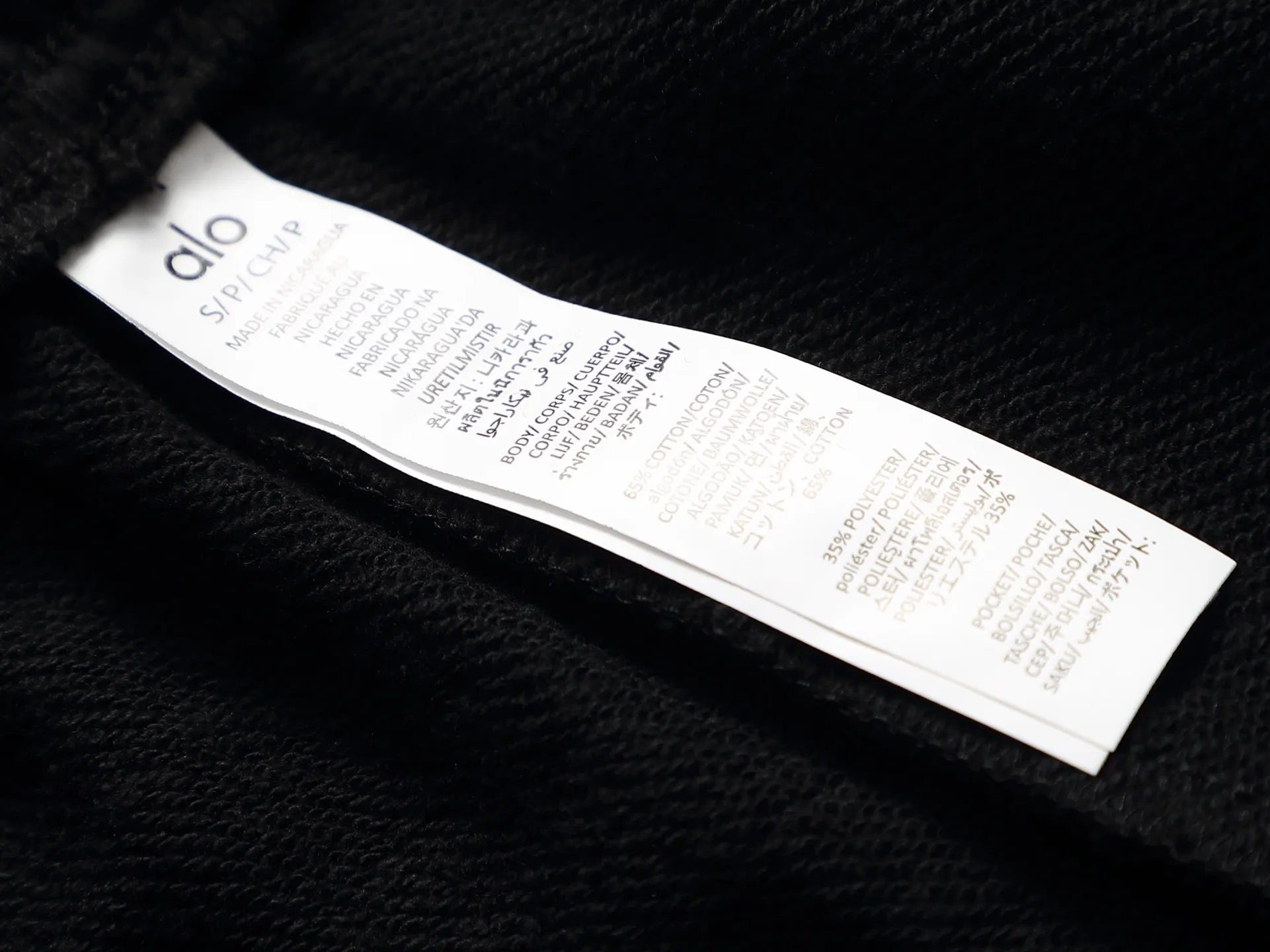 Alo straight-leg trousers with small letter logo and hot stamping. Same Style for men and women. Official website details are the same. Full set of packaging. Three complete labels. Moisture-proof paper. Distinguish market currency. Compare at will. All measured flatly on one side! The elastic waist is elastic, and it will not tighten even if you have a small belly. The pear-shaped hips are wide and the thighs are friendly, and the thigh/seating allowance is sufficient and not tight. The low-rise and moderate waist design will not catch the crotch or fall out of position, and it will not be restrained when you sit for a long time. The trousers are slightly straight and not clinging to the legs, visually elongating the leg line, and turning into chopstick legs in seconds. No pilling, no fading, synchronization, full package, gram pure cotton terry Gray fabrics are washed with hand-washed feel, fabric surface and drape. Fabrics dyed in the same vat are fixed and dyed. Printing has no rough edges and restores consistent waistline. Domestic double-needle machine is modified to honing threads! The seemingly simple style has so many little details! Size XXS-L Color: Gray Black
