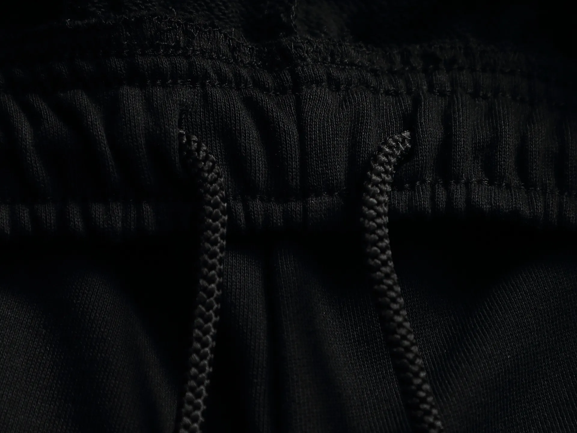 Alo straight-leg trousers with small letter logo and hot stamping. Same Style for men and women. Official website details are the same. Full set of packaging. Three complete labels. Moisture-proof paper. Distinguish market currency. Compare at will. All measured flatly on one side! The elastic waist is elastic, and it will not tighten even if you have a small belly. The pear-shaped hips are wide and the thighs are friendly, and the thigh/seating allowance is sufficient and not tight. The low-rise and moderate waist design will not catch the crotch or fall out of position, and it will not be restrained when you sit for a long time. The trousers are slightly straight and not clinging to the legs, visually elongating the leg line, and turning into chopstick legs in seconds. No pilling, no fading, synchronization, full package, gram pure cotton terry Gray fabrics are washed with hand-washed feel, fabric surface and drape. Fabrics dyed in the same vat are fixed and dyed. Printing has no rough edges and restores consistent waistline. Domestic double-needle machine is modified to honing threads! The seemingly simple style has so many little details! Size XXS-L Color: Gray Black