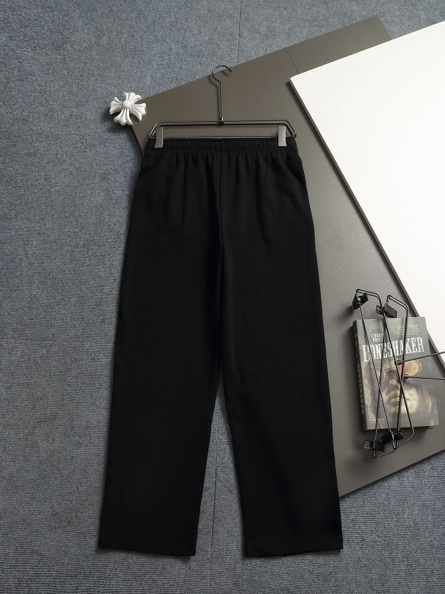 Alo straight-leg trousers with small letter logo and hot stamping. Same Style for men and women. Official website details are the same. Full set of packaging. Three complete labels. Moisture-proof paper. Distinguish market currency. Compare at will. All measured flatly on one side! The elastic waist is elastic, and it will not tighten even if you have a small belly. The pear-shaped hips are wide and the thighs are friendly, and the thigh/seating allowance is sufficient and not tight. The low-rise and moderate waist design will not catch the crotch or fall out of position, and it will not be restrained when you sit for a long time. The trousers are slightly straight and not clinging to the legs, visually elongating the leg line, and turning into chopstick legs in seconds. No pilling, no fading, synchronization, full package, gram pure cotton terry Gray fabrics are washed with hand-washed feel, fabric surface and drape. Fabrics dyed in the same vat are fixed and dyed. Printing has no rough edges and restores consistent waistline. Domestic double-needle machine is modified to honing threads! The seemingly simple style has so many little details! Size XXS-L Color: Gray Black