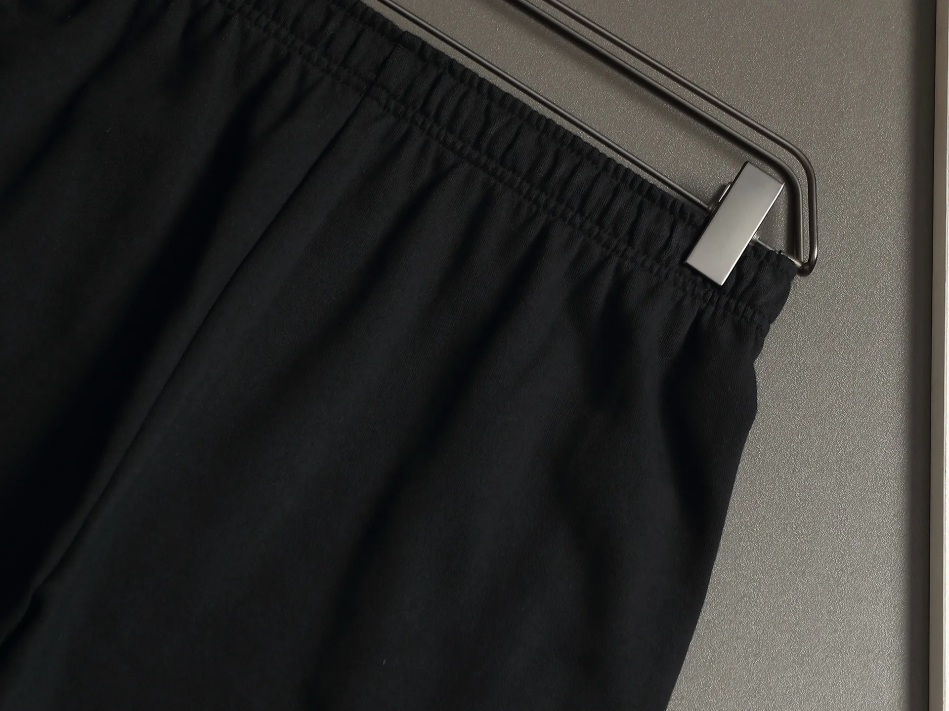 Alo straight-leg trousers with small letter logo and hot stamping. Same Style for men and women. Official website details are the same. Full set of packaging. Three complete labels. Moisture-proof paper. Distinguish market currency. Compare at will. All measured flatly on one side! The elastic waist is elastic, and it will not tighten even if you have a small belly. The pear-shaped hips are wide and the thighs are friendly, and the thigh/seating allowance is sufficient and not tight. The low-rise and moderate waist design will not catch the crotch or fall out of position, and it will not be restrained when you sit for a long time. The trousers are slightly straight and not clinging to the legs, visually elongating the leg line, and turning into chopstick legs in seconds. No pilling, no fading, synchronization, full package, gram pure cotton terry Gray fabrics are washed with hand-washed feel, fabric surface and drape. Fabrics dyed in the same vat are fixed and dyed. Printing has no rough edges and restores consistent waistline. Domestic double-needle machine is modified to honing threads! The seemingly simple style has so many little details! Size XXS-L Color: Gray Black