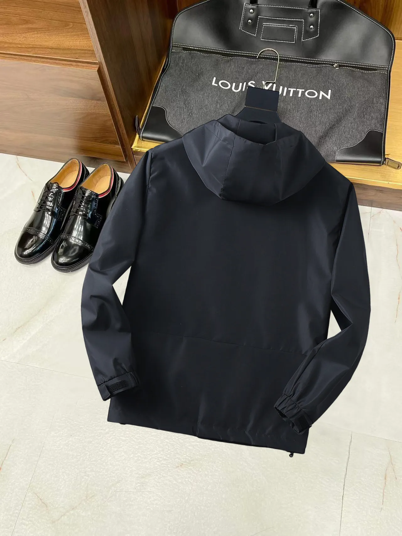 alo official website Same Style, complete with three labels, on sale in advance. 2026 Autumn and Winter New Arrival men's jacket, with Original three labels, Premium version. Customized fabrics at the counter. Breathable, high comfort, impeccable details, brand element design concept, reflecting high quality. It feels delicate and soft, presents a casual cut, and has a great upper body shape. Sizes: M～3XL