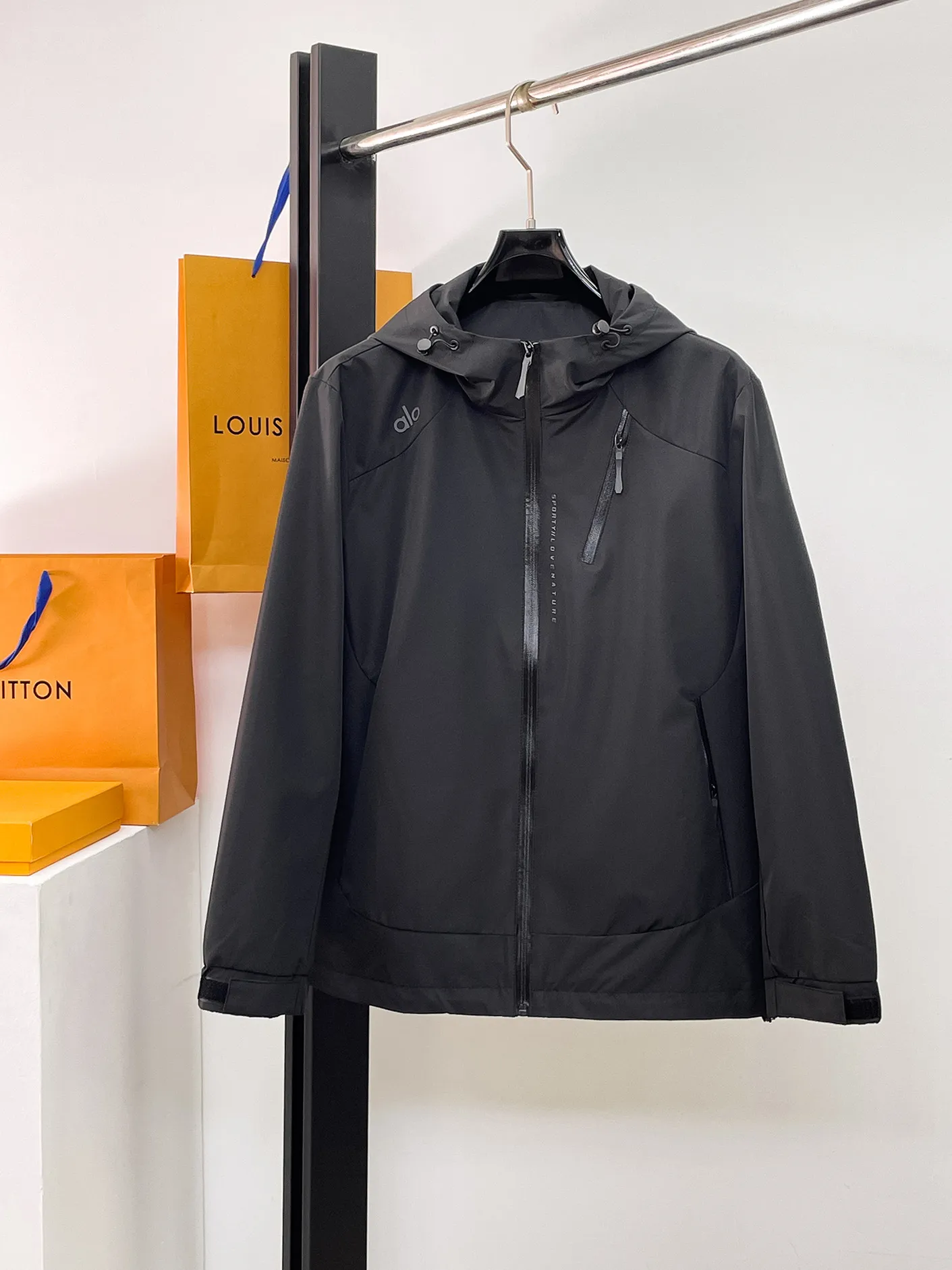 alo official website Same Style, complete with three labels, on sale in advance. 2026 Autumn and Winter New Arrival men's jacket, reversible Original with complete three labels. Premium version. Customized fabrics at the counter. Breathable, high comfort, impeccable details, brand element design concept, reflecting high quality. It feels delicate and soft, presents a casual cut, and has a great upper body shape. Sizes: M～3XL,