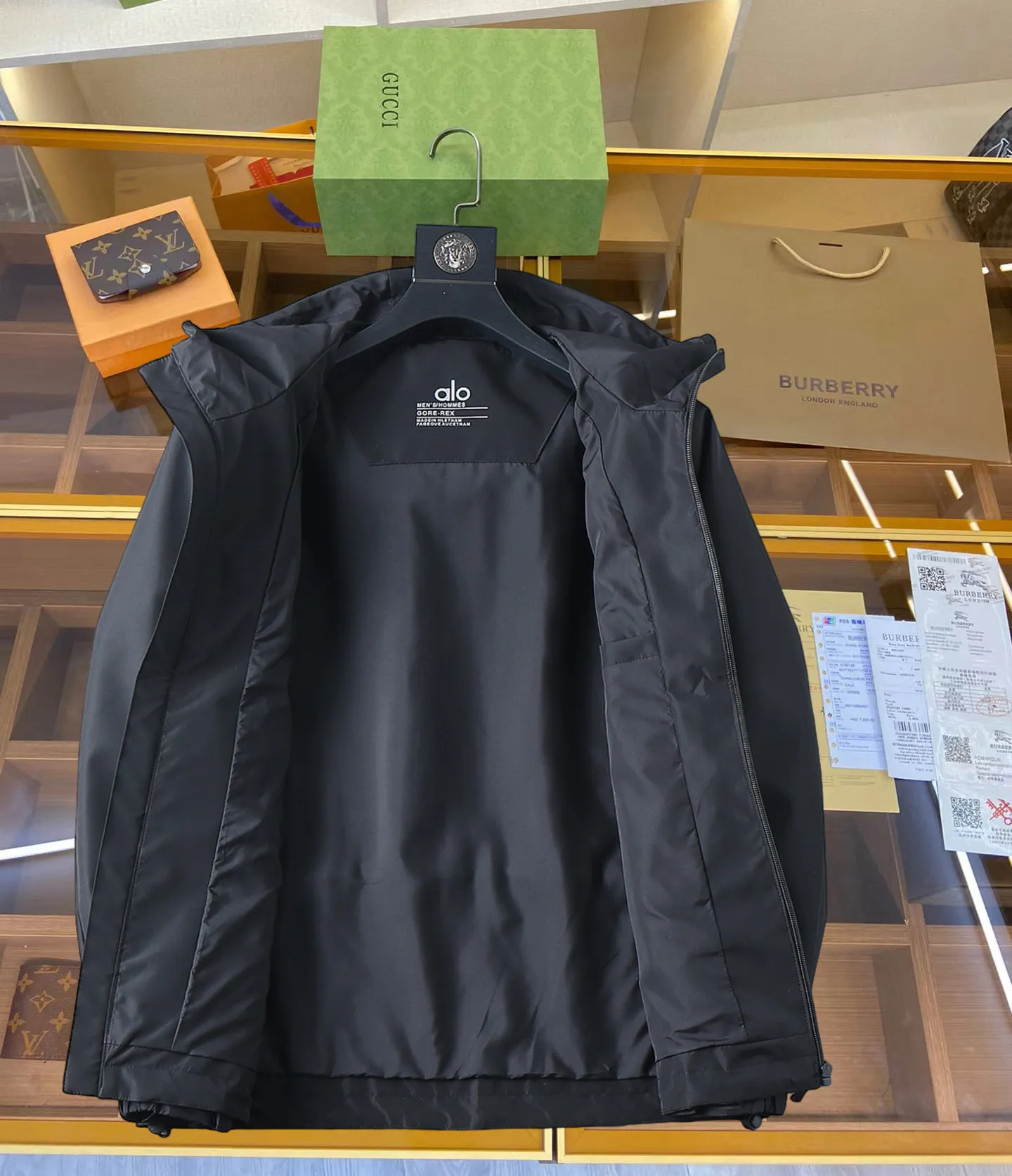 alo official website Same Style, complete with three labels, on sale in advance. Spring 2026 New Arrival men's jacket, complete with Original three labels. Premium version. Customized fabrics at the counter. Breathable, high comfort, impeccable details, brand element design concept, reflecting high quality. It feels delicate and soft, presents a casual cut, and has a great upper body shape. Sizes: M～3XL