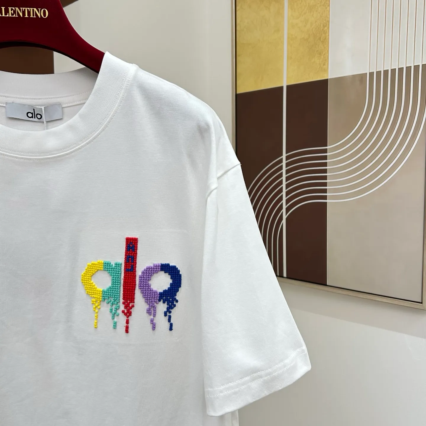 ALO 2026 spring and summer New Arrival first counter, the latest New Arrival short-sleeved round neck T-shirt Premium customized design, avant-garde and fashionable! Brand logo embroidery process, Premium customized cotton fabric. Soft to the touch. Comfortable to wear. Counter-level exquisite stitching. Fine workmanship. The upper body effect is incomparably handsome! A must-have for men and women Color: Black White Sizes: M to 3XL