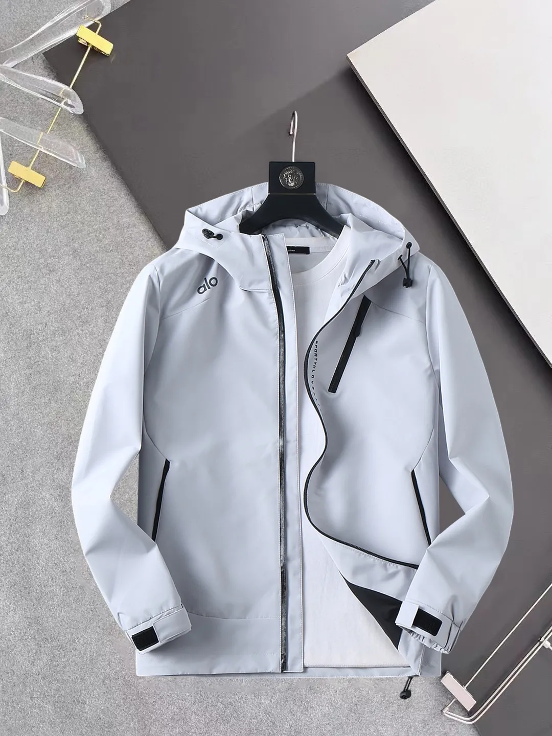 alo official website Same Style, complete with three labels, on sale in advance. 2026 Autumn and Winter New Arrival men's jacket, with Original three labels, Premium version. Customized fabrics at the counter. Breathable, high comfort, impeccable details, brand element design concept, reflecting high quality. It feels delicate and soft, presents a casual cut, and has a great upper body shape. Sizes: M～3XL