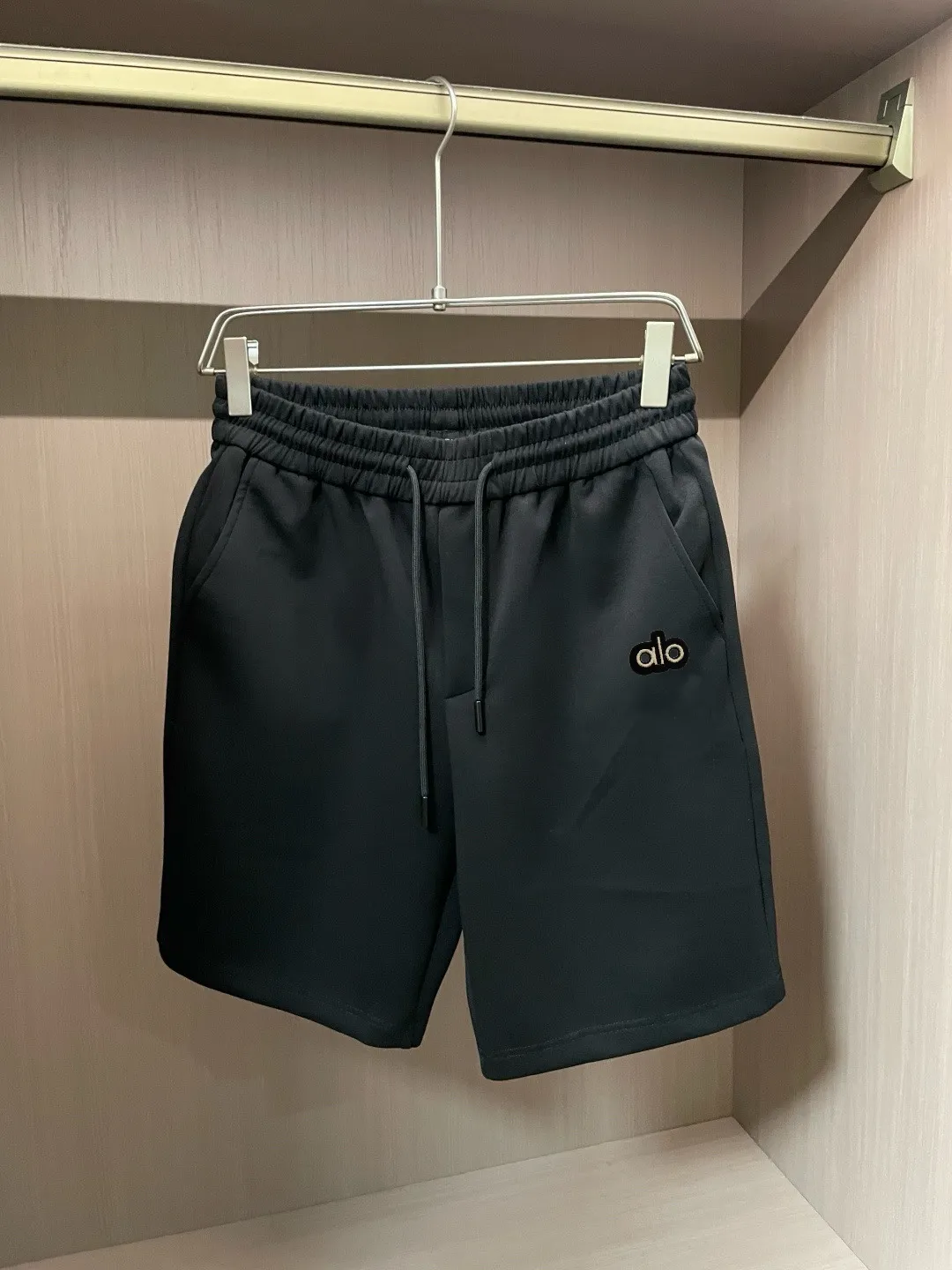 Highly recommended by ALO! 2026ss new summer clothes are on sale at the counter. The latest Series pattern logo shorts are a must-have for everyone! Imported top high-density pure cotton fabric, extremely skin-friendly and comfortable. It feels very delicate and has a good texture, which perfectly reflects the three-dimensional effect. It is in line with the brand's consistent design style. It is a very good overall product and a must-have for fashionistas. Size: S-3XL