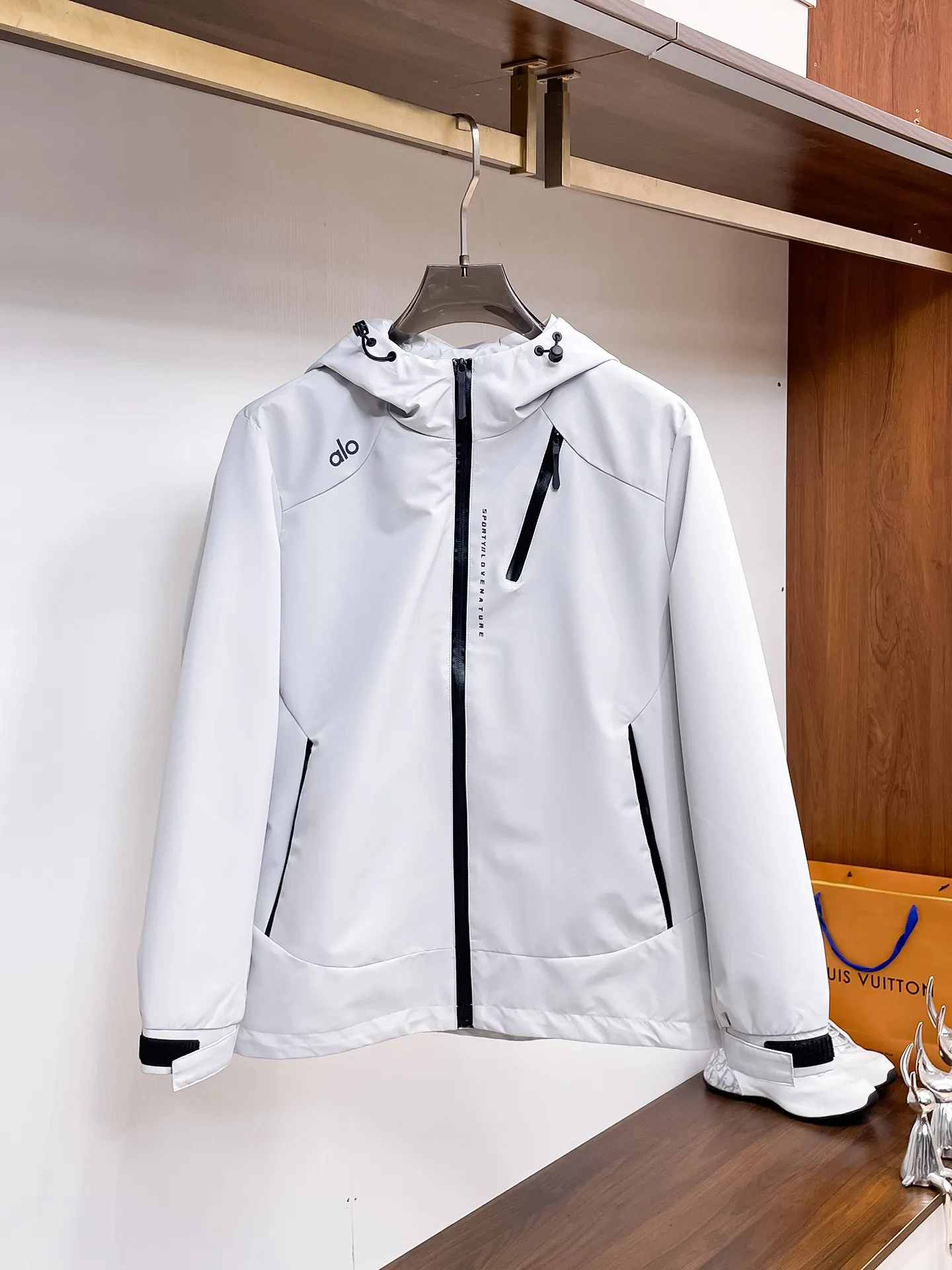 alo official website Same Style, complete with three labels, on sale in advance. 2026 Autumn and Winter New Arrival men's jacket, reversible Original with complete three labels. Premium version. Customized fabrics at the counter. Breathable, high comfort, impeccable details, brand element design concept, reflecting high quality. It feels delicate and soft, presents a casual cut, and has a great upper body shape. Sizes: M～3XL,