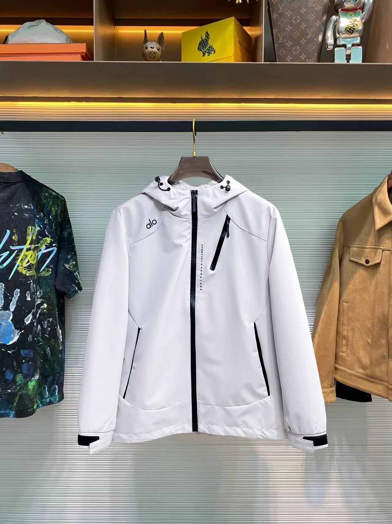 alo official website Same Style, complete with three labels, on sale in advance. 2026 Autumn and Winter New Arrival men's jacket, reversible Original with complete three labels. Premium version. Customized fabrics at the counter. Breathable, high comfort, impeccable details, brand element design concept, reflecting high quality. It feels delicate and soft, presents a casual cut, and has a great upper body shape. Sizes: M～3XL,
