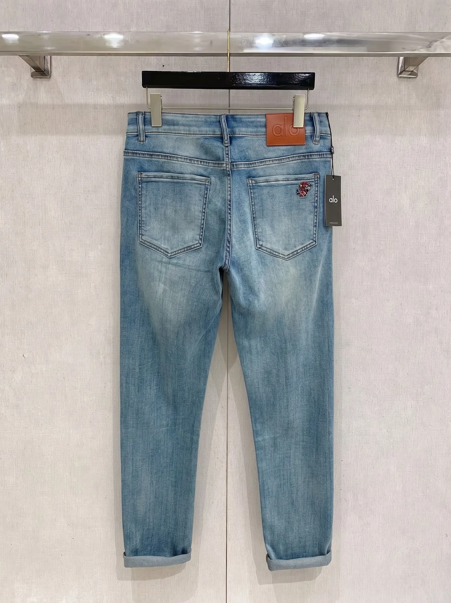 alo's latest new men's casual jeans for spring and summer 2026! Heavy duty washed jeans! Customized fabrics are softer and more comfortable than ordinary denim fabrics! Ultra-heavy industrial washing process and dual-process washing. The entire pair of pants has a comfortable hand feel, and the level of fineness and breathable effect are top-notch. All hardware brand logos are custom-made, and the materials are selected with the best attributes. A good pair of jeans, the focus is on the fabric! The elasticity of the fabric is very good and the comfort is great! The fabric density is very high! ! The imported texture is very powerful! The low-key design style is simple and elegant! 28-38 (no 37)