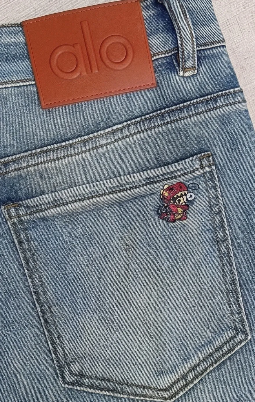 alo's latest new men's casual jeans for spring and summer 2026! Heavy duty washed jeans! Customized fabrics are softer and more comfortable than ordinary denim fabrics! Ultra-heavy industrial washing process and dual-process washing. The entire pair of pants has a comfortable hand feel, and the level of fineness and breathable effect are top-notch. All hardware brand logos are custom-made, and the materials are selected with the best attributes. A good pair of jeans, the focus is on the fabric! The elasticity of the fabric is very good and the comfort is great! The fabric density is very high! ! The imported texture is very powerful! The low-key design style is simple and elegant! 28-38 (no 37)