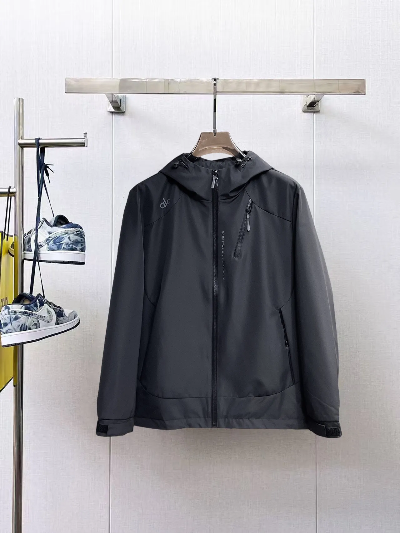 alo official website Same Style, complete with three labels, on sale in advance. 2026 Autumn and Winter New Arrival men's jacket, reversible Original with complete three labels. Premium version. Customized fabrics at the counter. Breathable, high comfort, impeccable details, brand element design concept, reflecting high quality. It feels delicate and soft, presents a casual cut, and has a great upper body shape. Sizes: M～3XL,