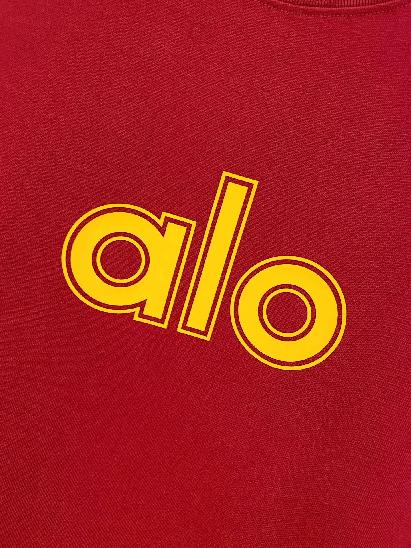 ALO 2026 Spring/Summer New Arrival Short Sleeve Available in three colors: white/red/black, the bright yellow “alo” logo is eye-catching, comfortable Versatile, unlocking the relaxed and fashionable sense of sports and daily life Sizes: M-3XL