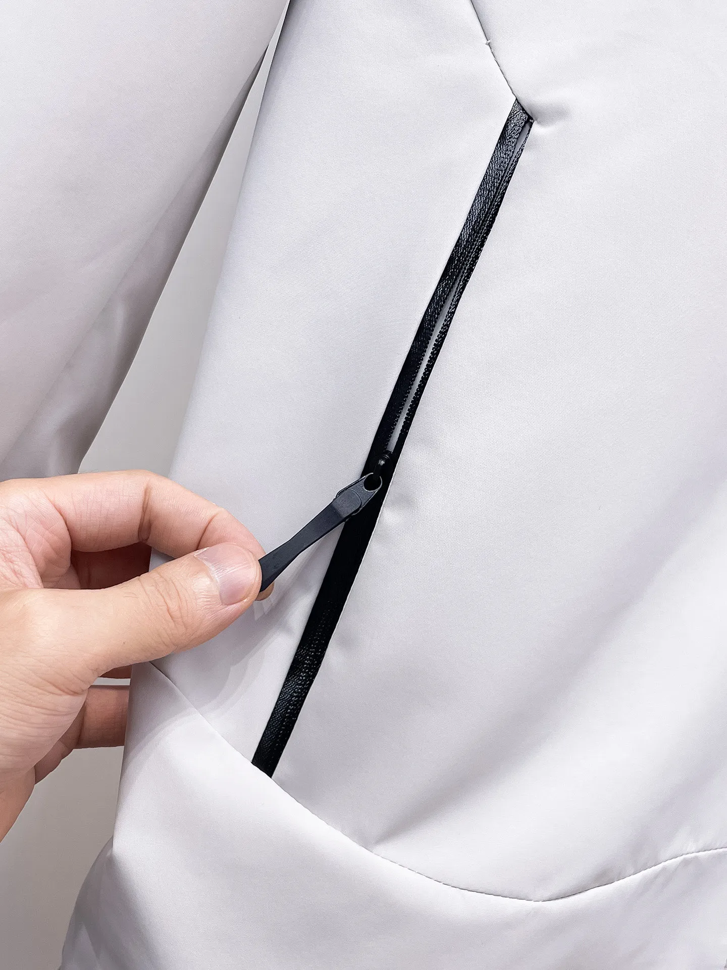 alo official website Same Style, complete with three labels, on sale in advance. 2026 Autumn and Winter New Arrival men's jacket, reversible Original with complete three labels. Premium version. Customized fabrics at the counter. Breathable, high comfort, impeccable details, brand element design concept, reflecting high quality. It feels delicate and soft, presents a casual cut, and has a great upper body shape. Sizes: M～3XL,