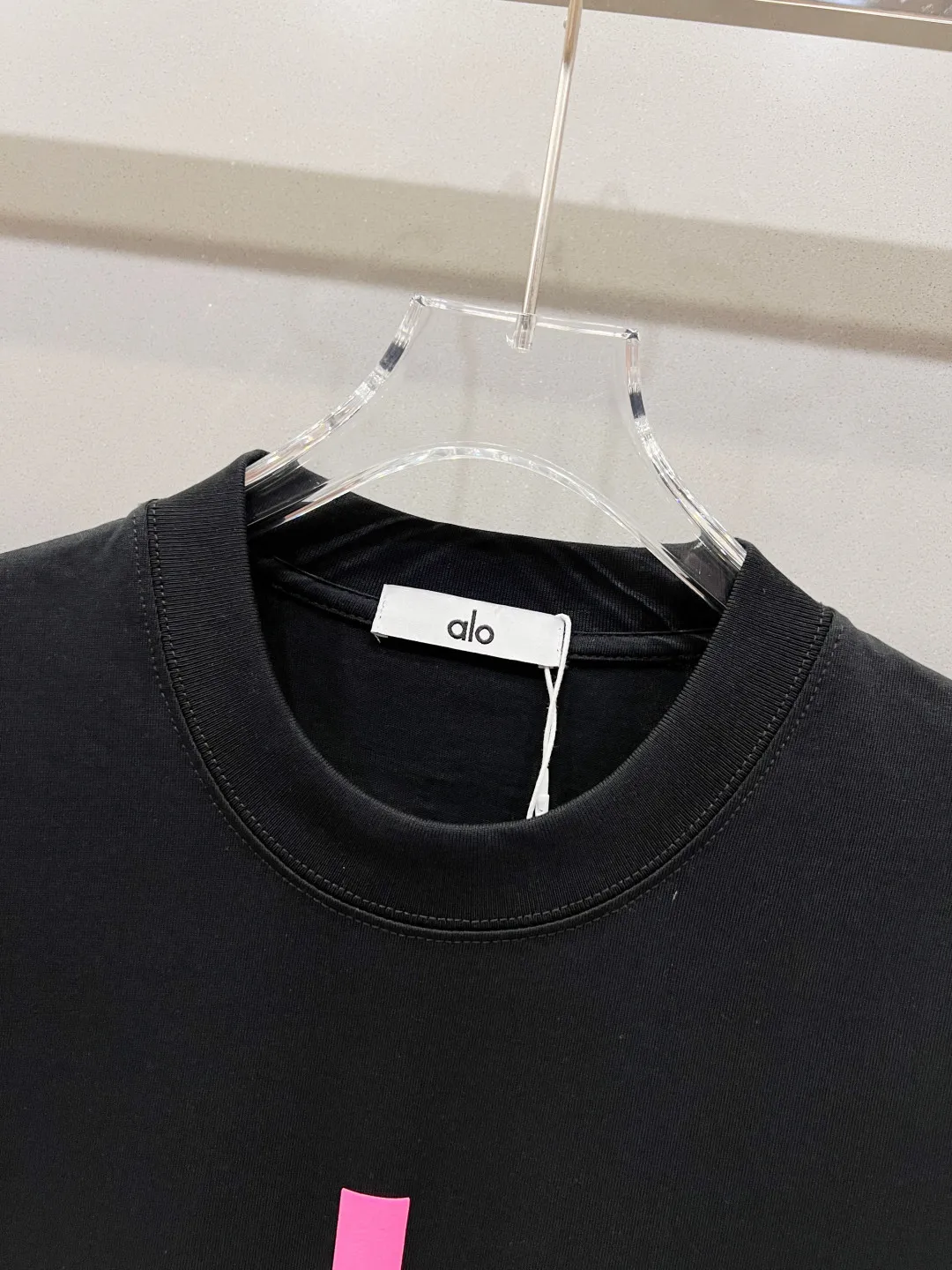 110👍alo logo three-dimensional silicone letter short-sleeved logo with exquisite logo. Original fabric. Official Same Style short-sleeved T-shirt. Customized. Gram-dyed pure cotton double yarn fabric. Very comfortable to the touch. Synchronized with spring and summer brick cabinets. Fashionable and personalized. Super Versatile and good-looking. Very suitable for both men and women. A must-have for everyone (tag, collar label, washed wheat, three labels complete) Color: Black White Size: S M L XL