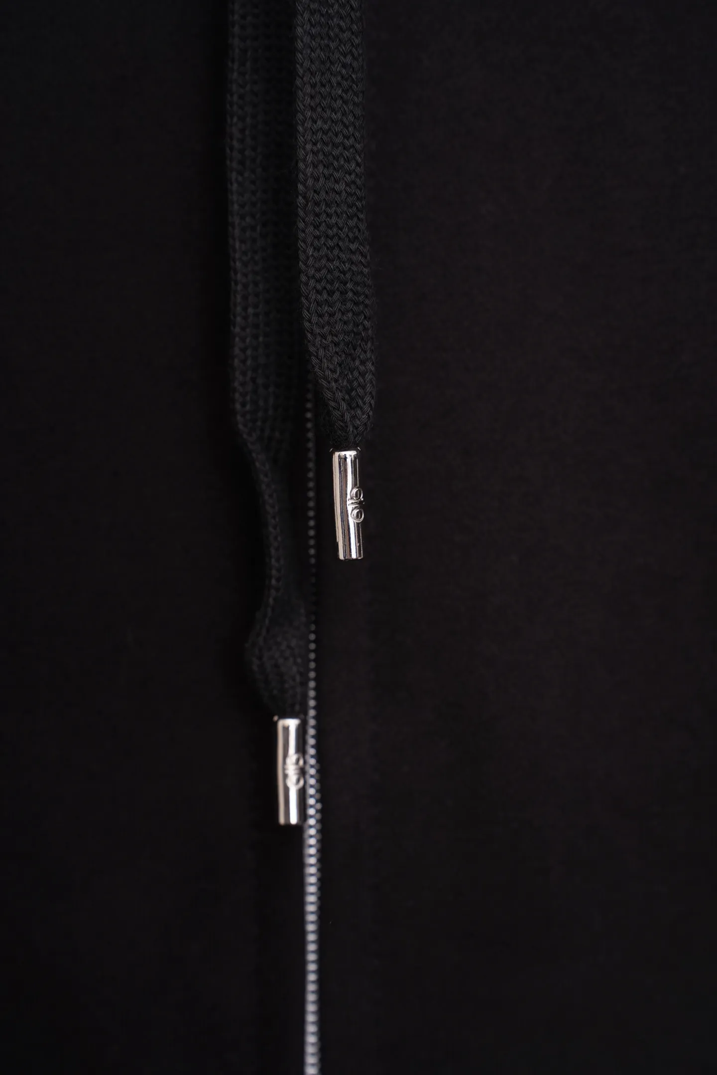 🧵Model: LT 21# Color: Black/Apricot/Flower Gray Size: S M L [The workmanship is an industry benchmark] The back neckline adopts precision taping technology to ensure that it will not loosen after long-term wear. The threads on the cuffs and hem have been shaped at high temperatures, making them elastic and non-collapsing, avoiding the awkward "ruffles" that are common in sweatshirts. Every wiring trace uses high-density pins, and no ends are exposed inside, truly making the "one inside and one out" possible. This kind of paranoia about details is beyond the reach of ordinary sweatshirts. Beautiful! [Jisoo Same Style ALO Hooded Sweatshirt]! [Domestic sketches] The wind of alo has begun to blow! Australian purchasing agency grabs a head start! Beige's limited-edition sweatshirt is a must-have! Black is timeless and classic, with full aura. Black is the king that never fades in the wardrobe. The Black version of this sweatshirt brings low-key and high-end sense to the extreme. The deep pure black background color and matching zippers visually lengthen the body shape and have a first-class slimming effect. Whether it's paired with jeans, sweatpants or a skirt, it's easy to style. The Black Expo velvet lining avoids the embarrassment of color see-through, is stain-resistant and practical, and is suitable for daily commuting, going out at night and even light outdoor activities. Jisoo has appeared at the airport many times wearing the black model, paired with a peaked cap and Sneakers, perfectly interpreting "effortless chic". Gray is a high-end neutral, the king of Versatile. Gray between black and white is the perfect balance between rationality and sensibility. The Gray version of this sweatshirt uses low-saturation mid-gray, which is neither boring nor skin-colored, and is suitable for any style of accessories. The Expo velvet lining gives Gray a more textured look. Whether paired with yoga pants to create a sporty look, or layered with a coat to enhance the street feel, it can be easily accomplished. Gray is especially suitable for working people. There is no need to change clothes after get off work. You can switch from office to casual mode by zipping it up. Jisoo also often appears in Gray models in private street shoots, confirming her status as the "fashion ceiling for lazy people". Beige is limited to Australia, a rare collection. Beige is the hidden trump card of this sweatshirt. As an exclusive Australian color, it is almost impossible to find it in China. The warm and moist Cream White is not picky on the skin tone, brightens the complexion and makes it look clean. It feels like it comes with a soft light filter when worn in autumn and winter. Different from cold-toned gray and white, this Beige has a slightly warm tone, which complements the fluffy texture of Expo velvet and creates a warm and healing atmosphere. Pair it with light-colored bottoms to create a minimalist and high-end style, and collide with dark-colored items to add a sense of hierarchy. Due to the scarcity of production, the value will increase immediately after buying it, making it a collectible item.